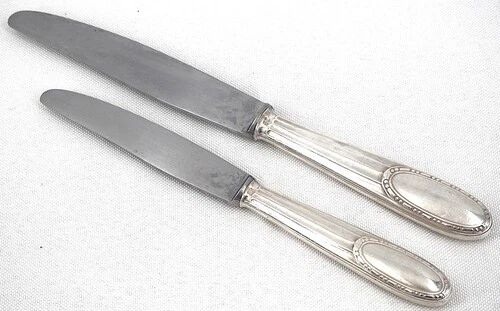 Ercuis Artois, 24 knives, 12 dinner + 12 dessert, cheese in silver-plated metal.