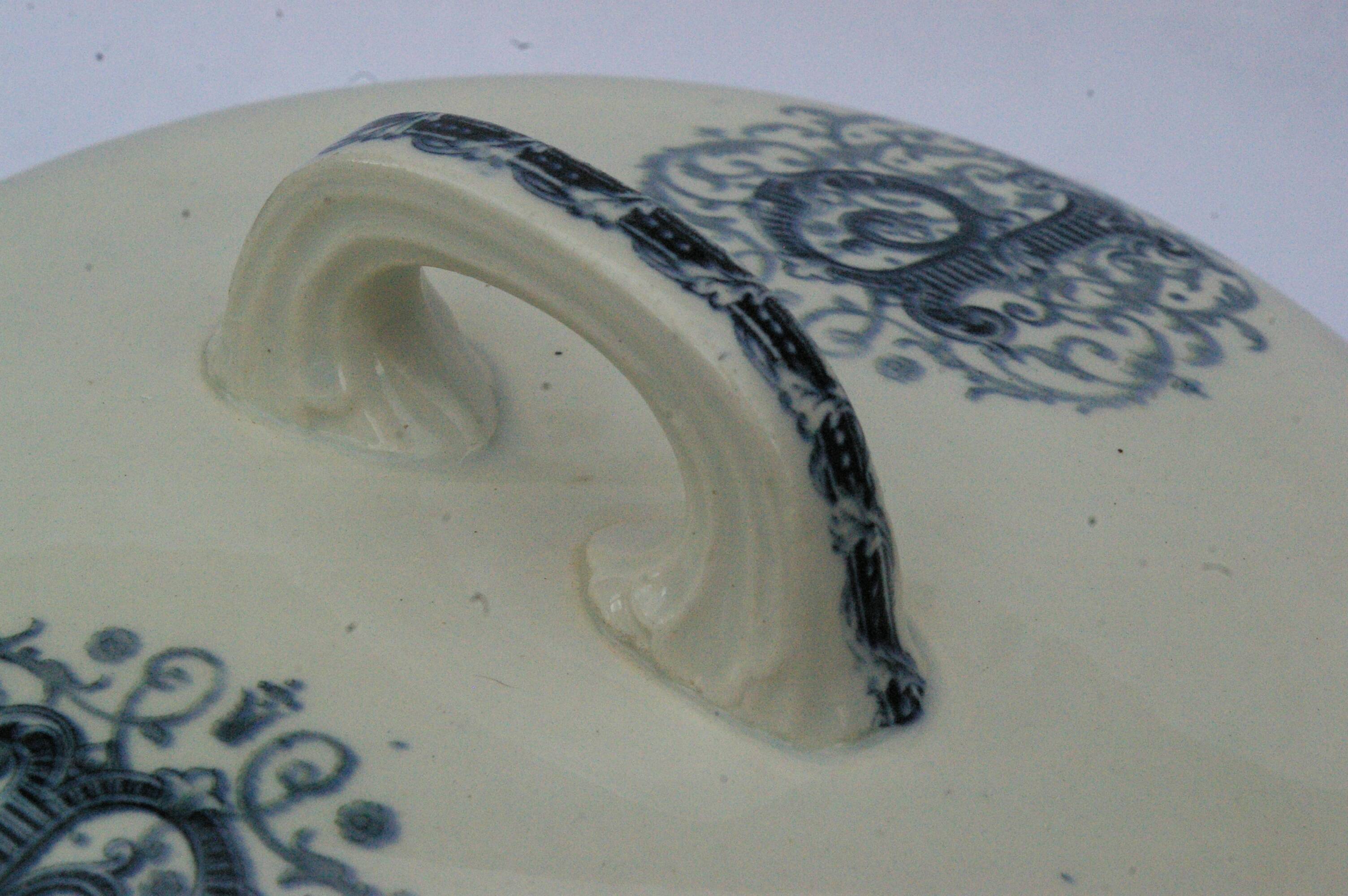 Ancienne soupière légumier faïence kg lunéville - monogramme p et décor rinceaux