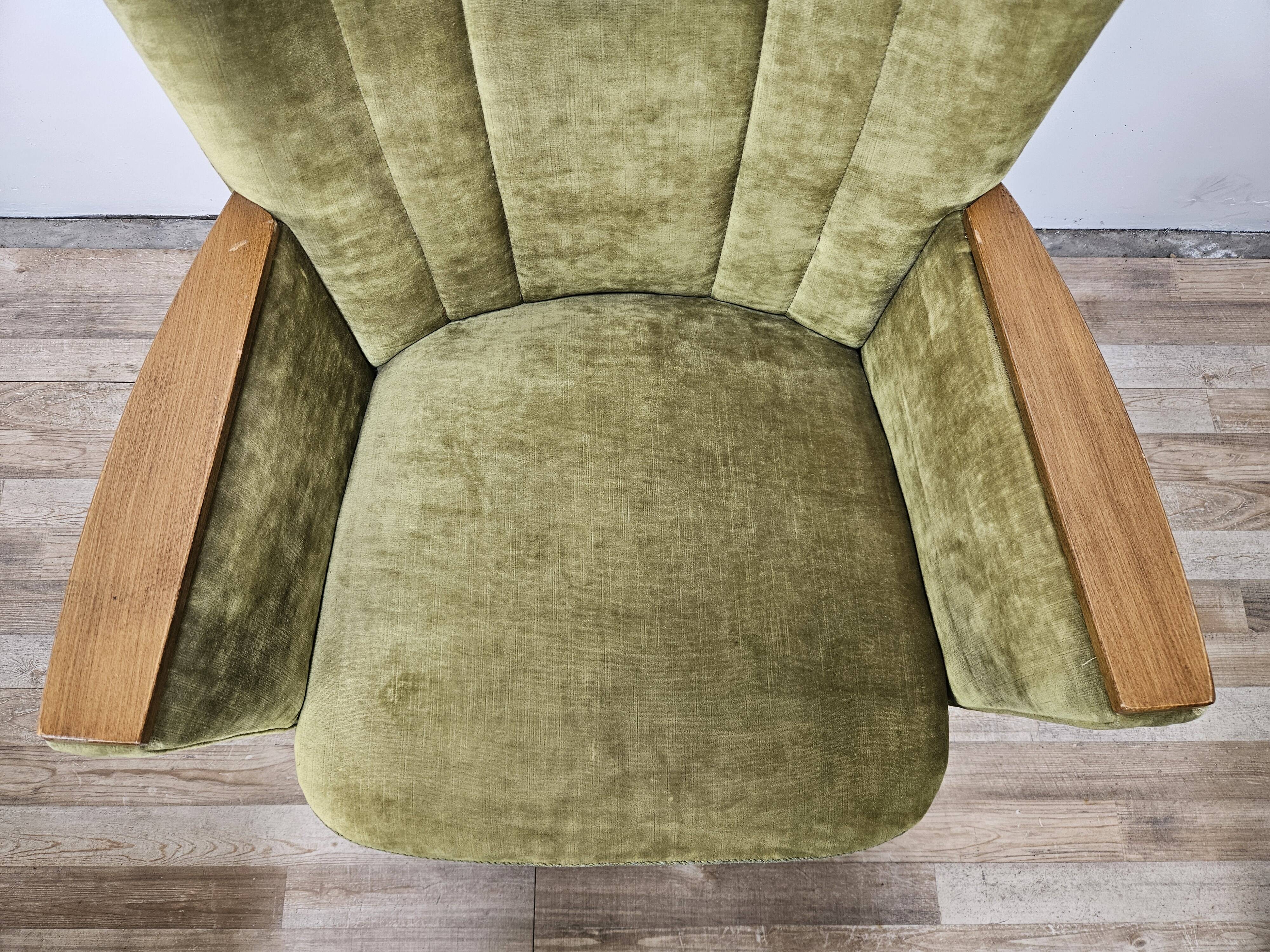 Deux fauteuils cocktail en tissu vert des années 1950 à roulettes