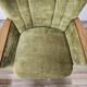 Deux fauteuils cocktail en tissu vert des années 1950 à roulettes