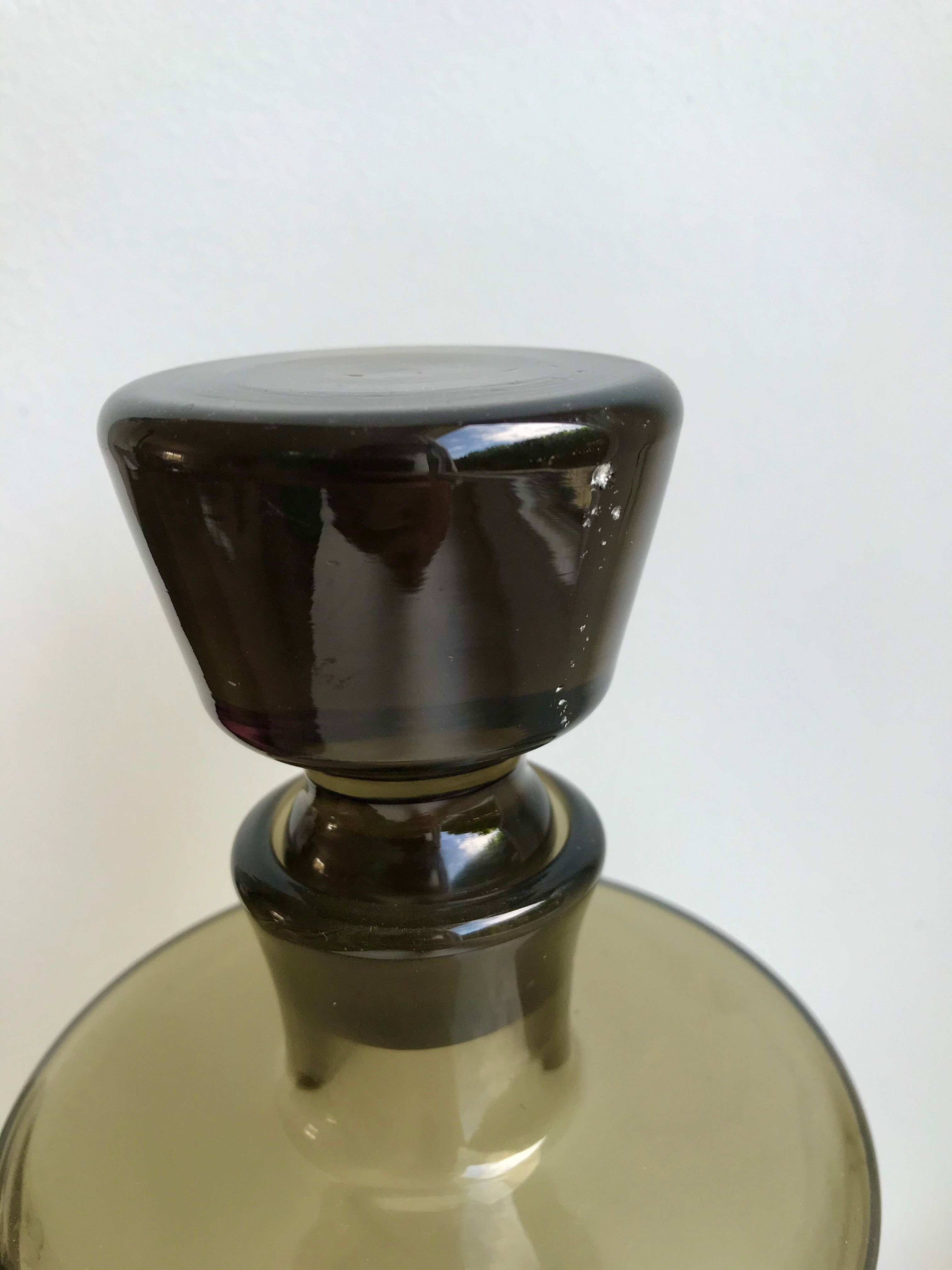 Carafe en verre fumé années 70