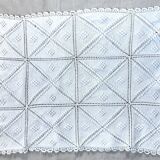 Dessus de coussin ancien à boules, au crochet