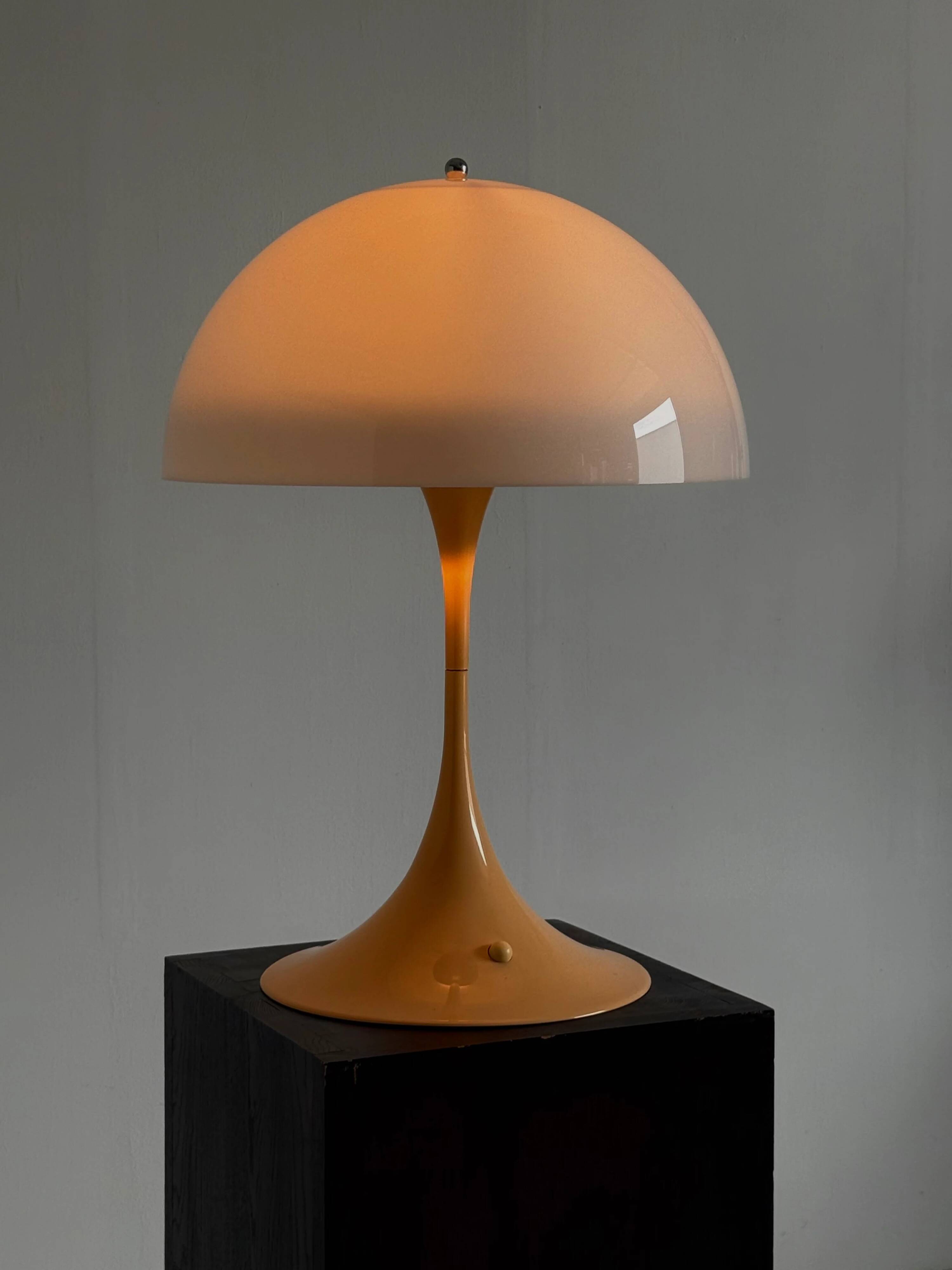 Lampe de table Panthella Louis Poulsen Verner Panton base beige
