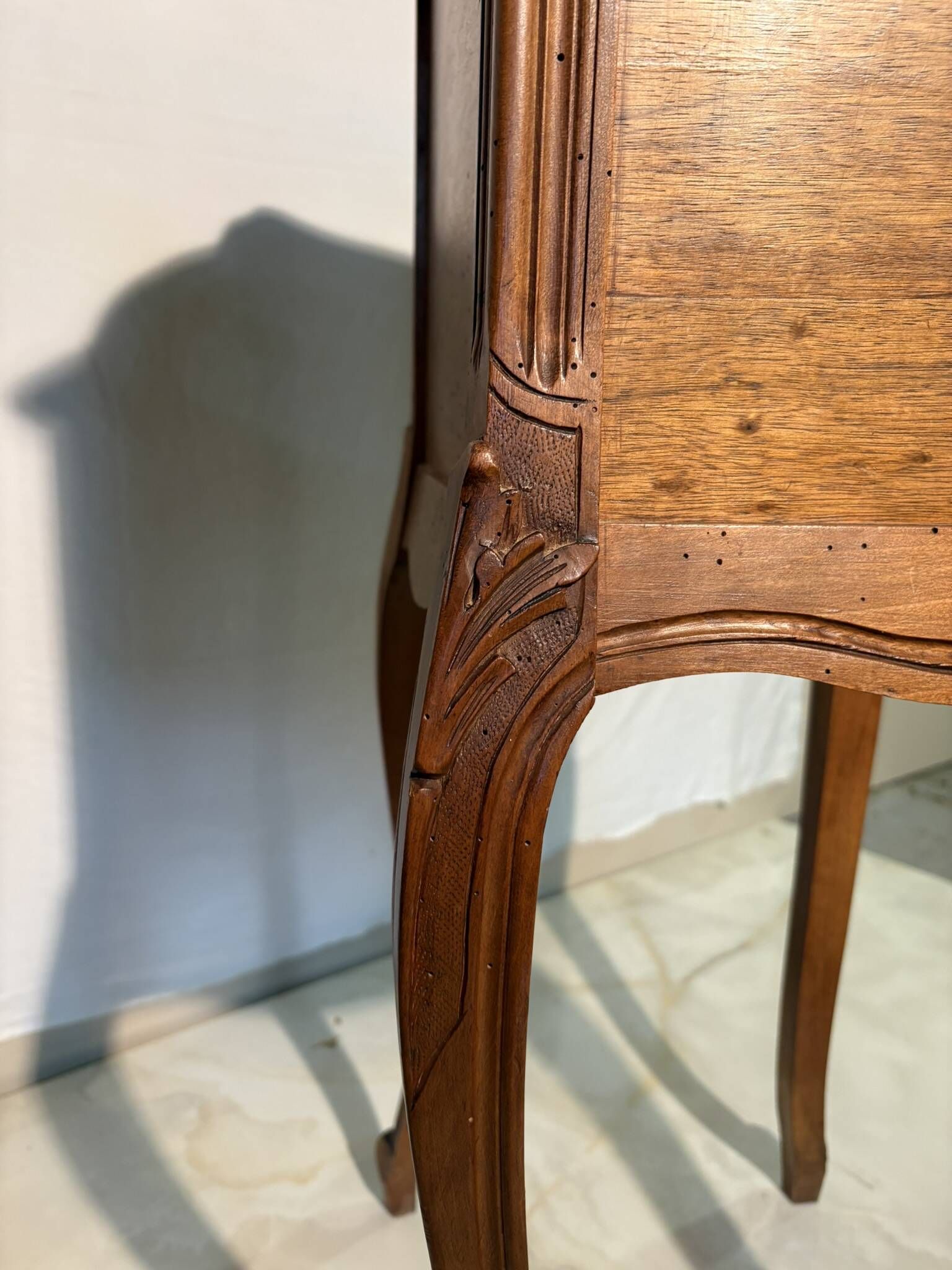 Pair of antique bedside tables with marble top and ceramic niche