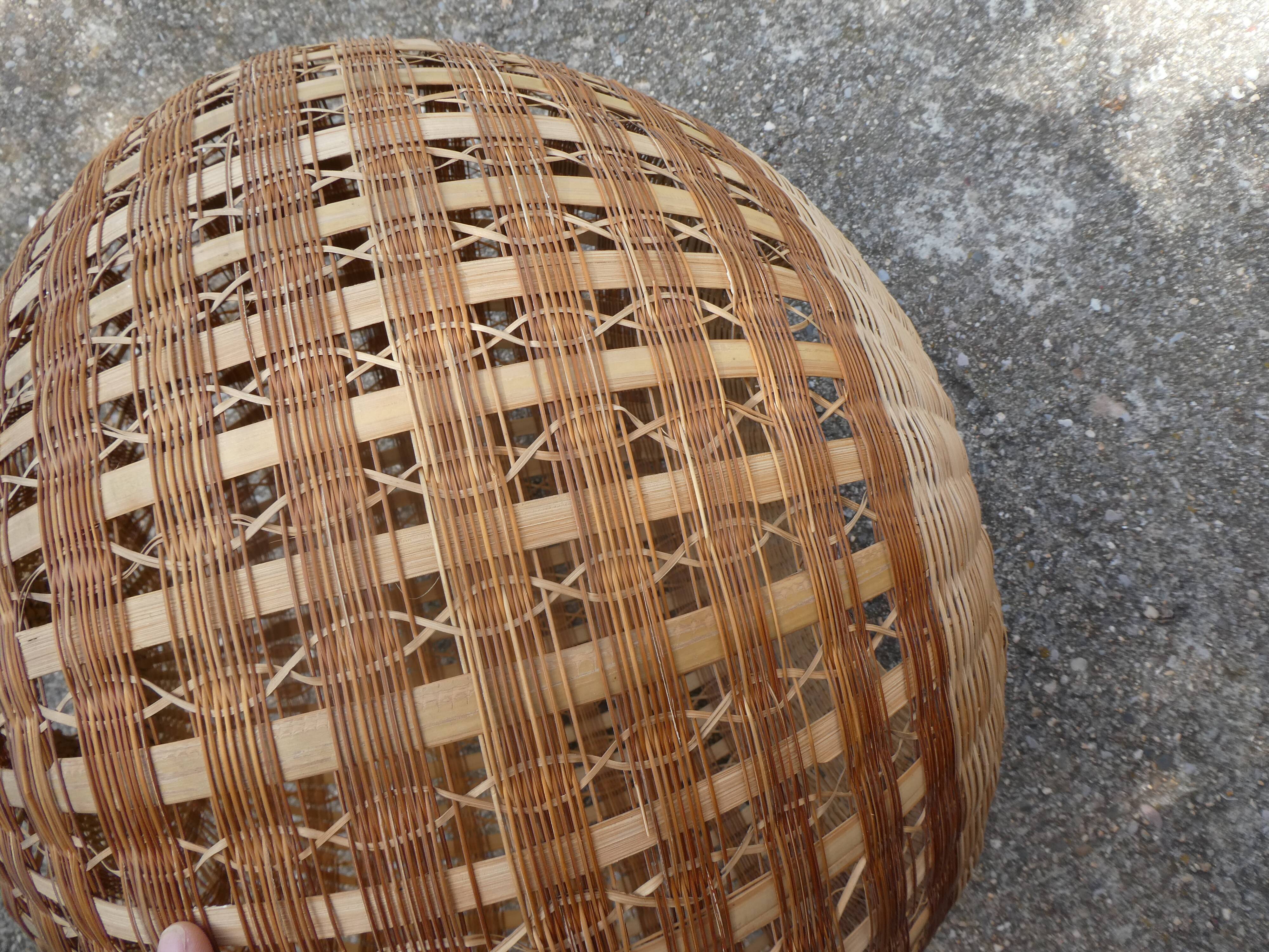 Suspension ball in rattan straw