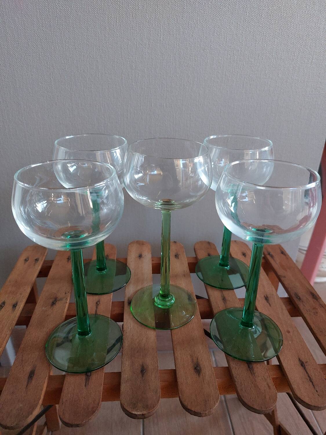 Verres à vin blanc pied vert