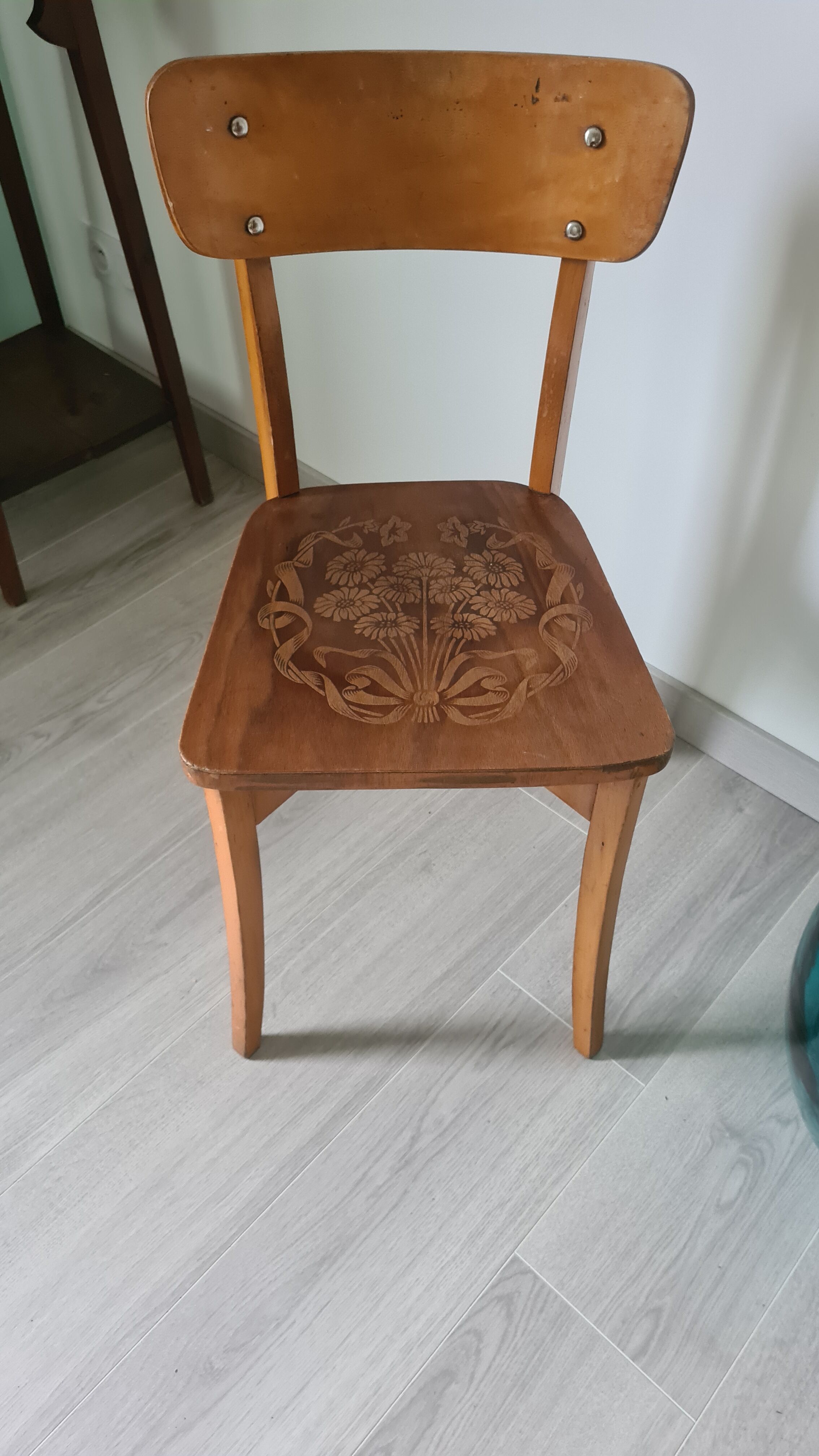Chaise de bistrot gravée en hêtre