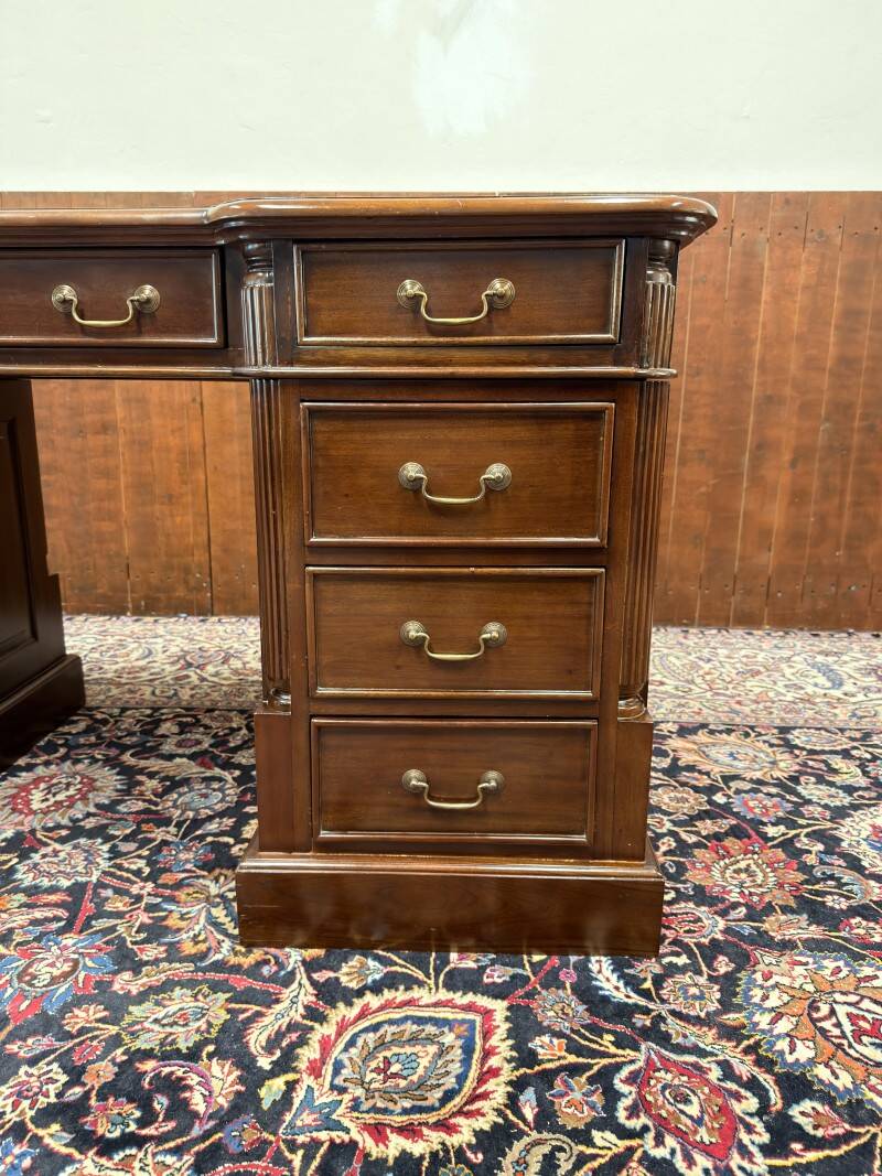 Bureau anglais classique avec incrustations vertes