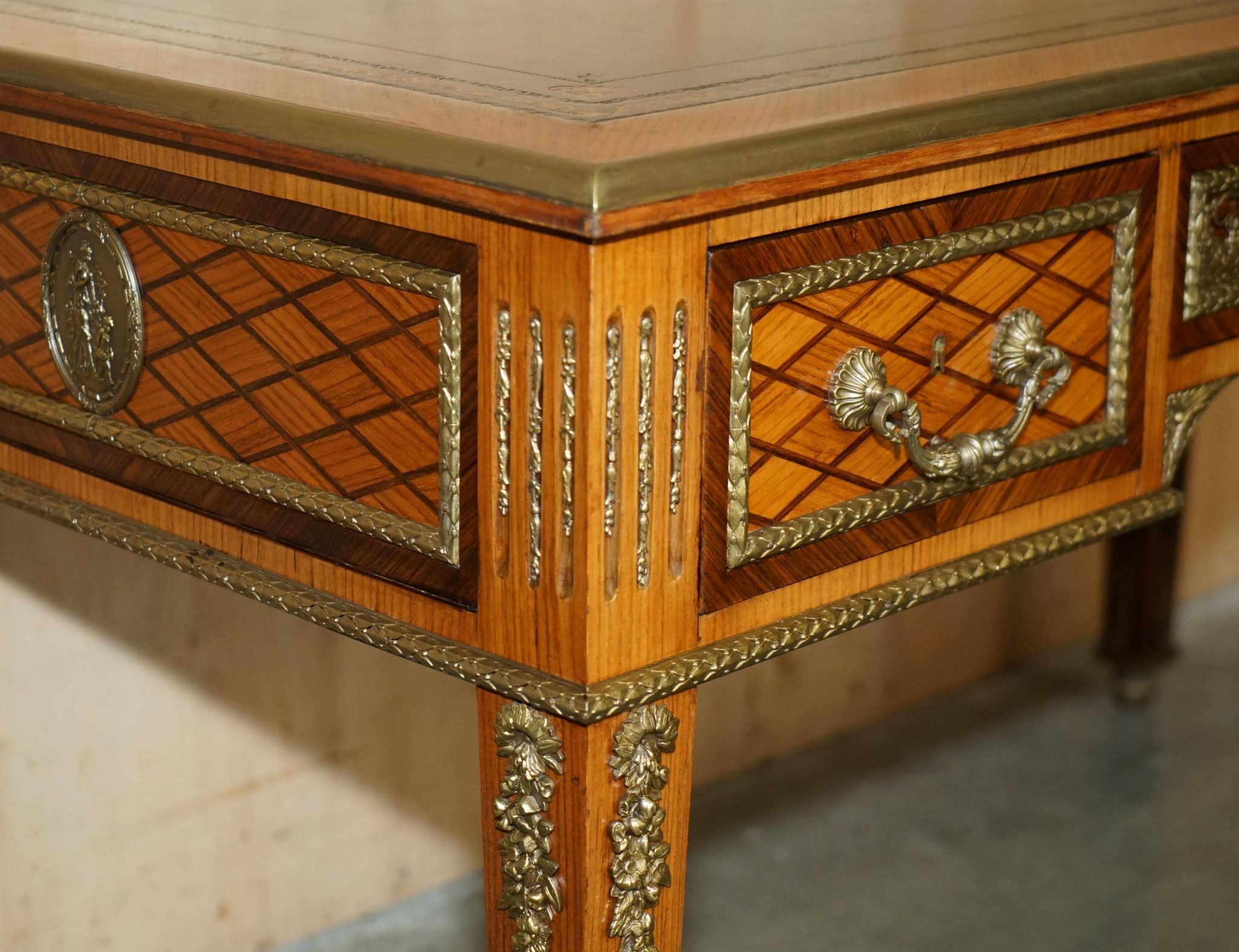 Bureau Plat Restauré Louis XVI Orné d'Ormolu Fin XIXe Siècle