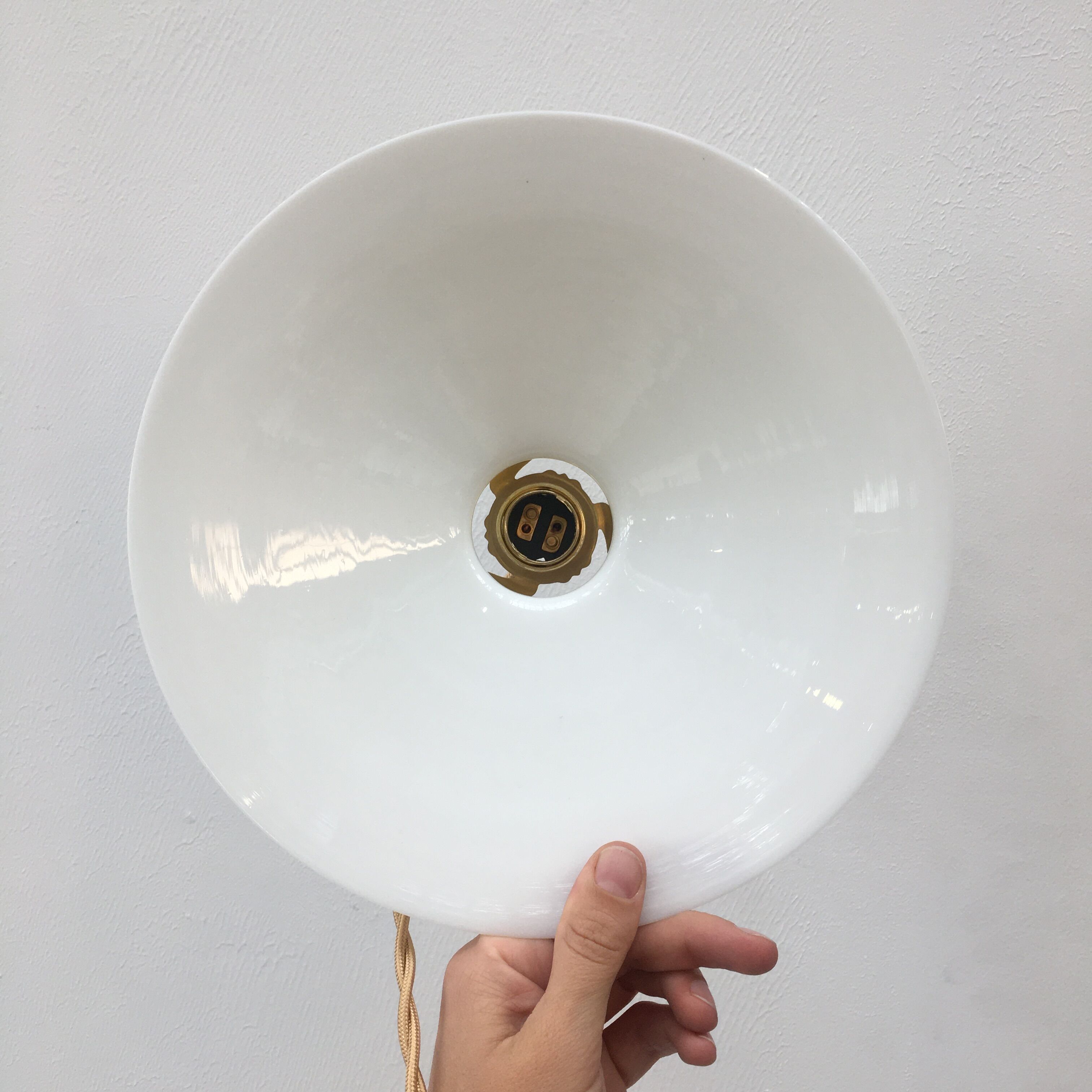 Paire de suspensions en opaline blanche