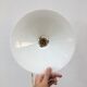 Paire de suspensions en opaline blanche
