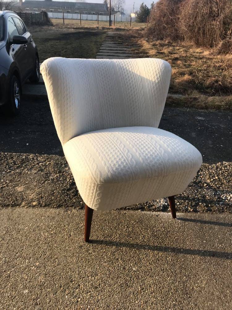 White club armchair in solid beech, Mid-Century style, Hungary, 1950s.