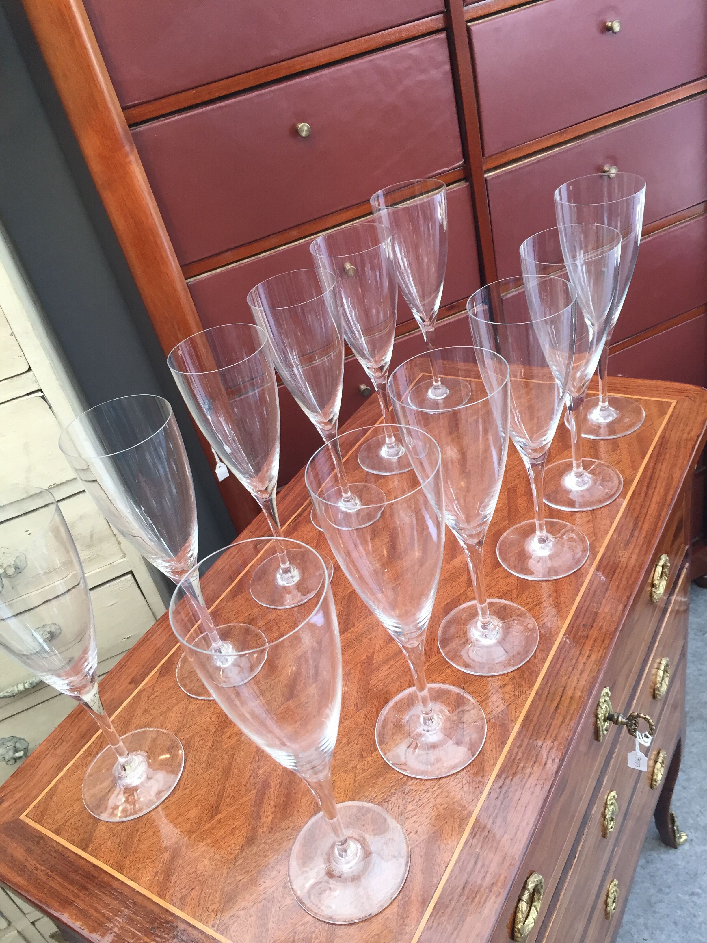 Service of 12 Baccarat champagne flutes.