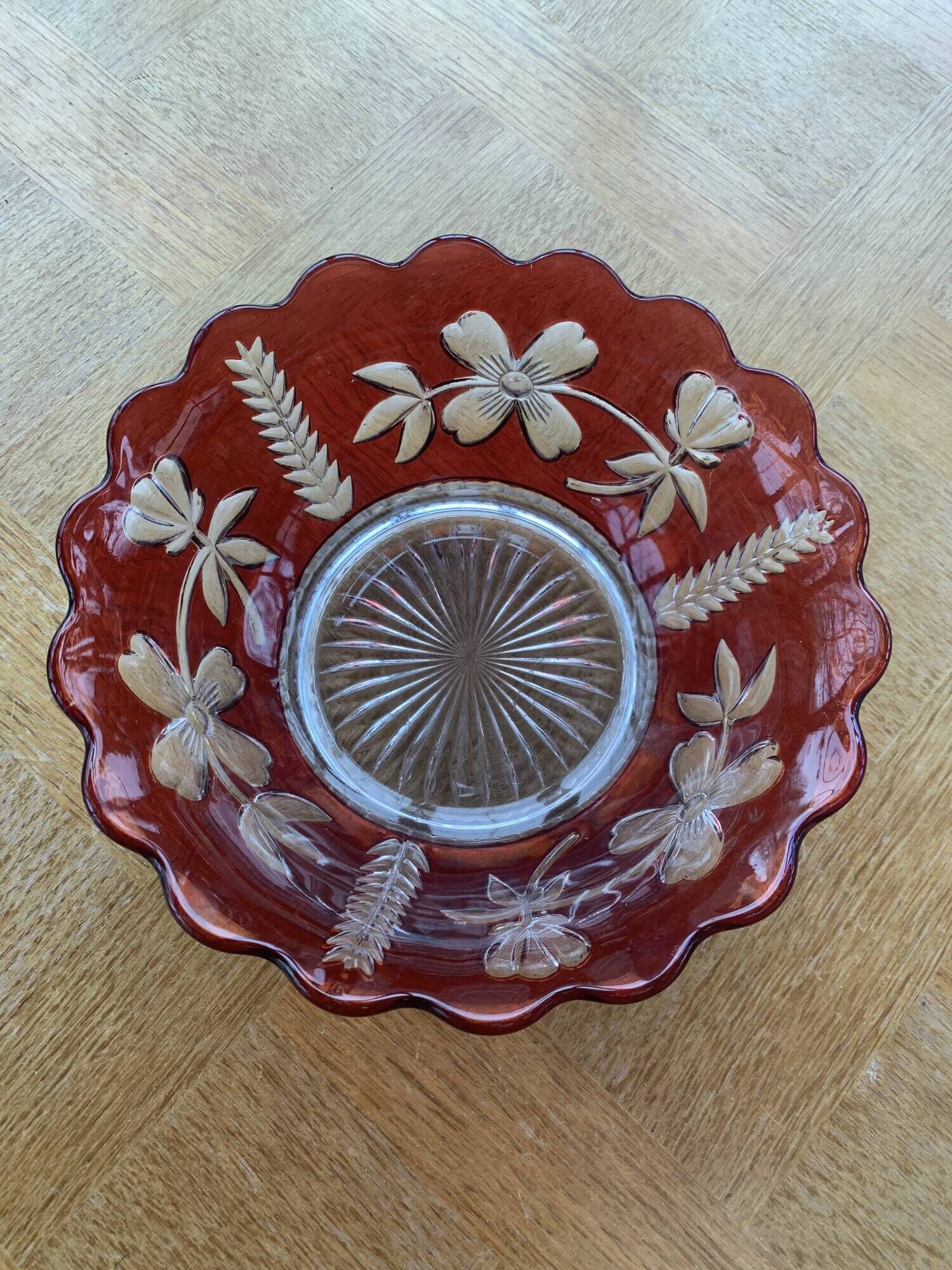 Red and transparent glass bowl with floral motifs and vintage wheat cobs