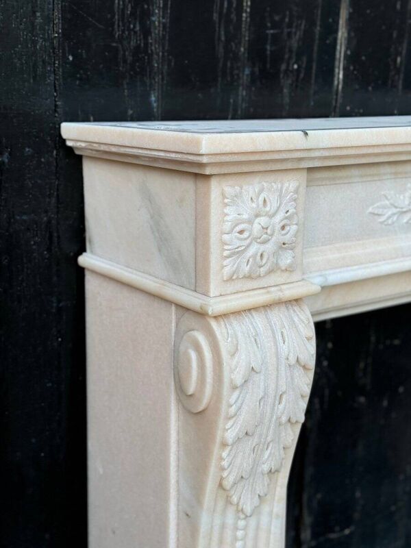 Cheminée de style Louis XVI en marbre rose vers 1980