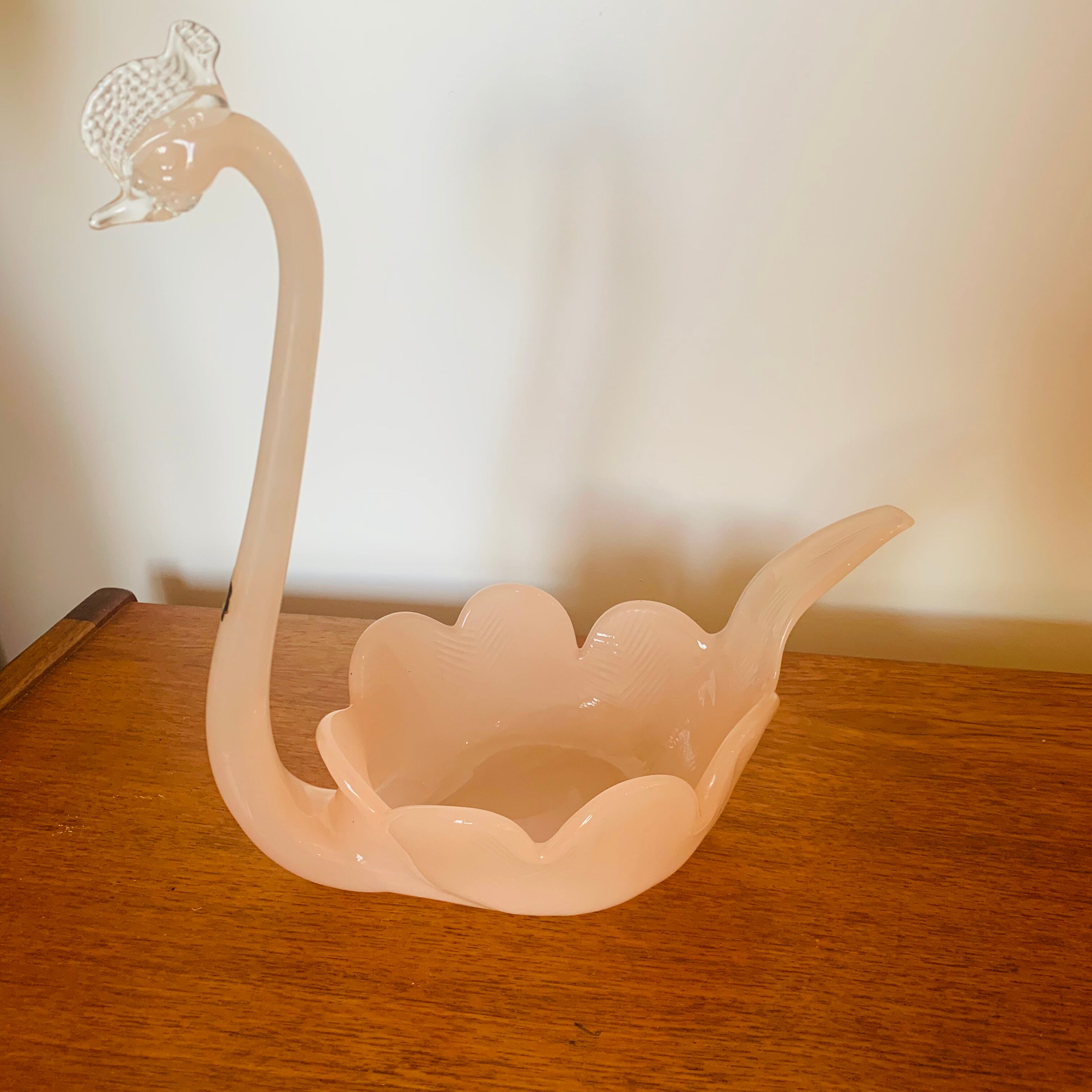 Pink glass paste swan emptier