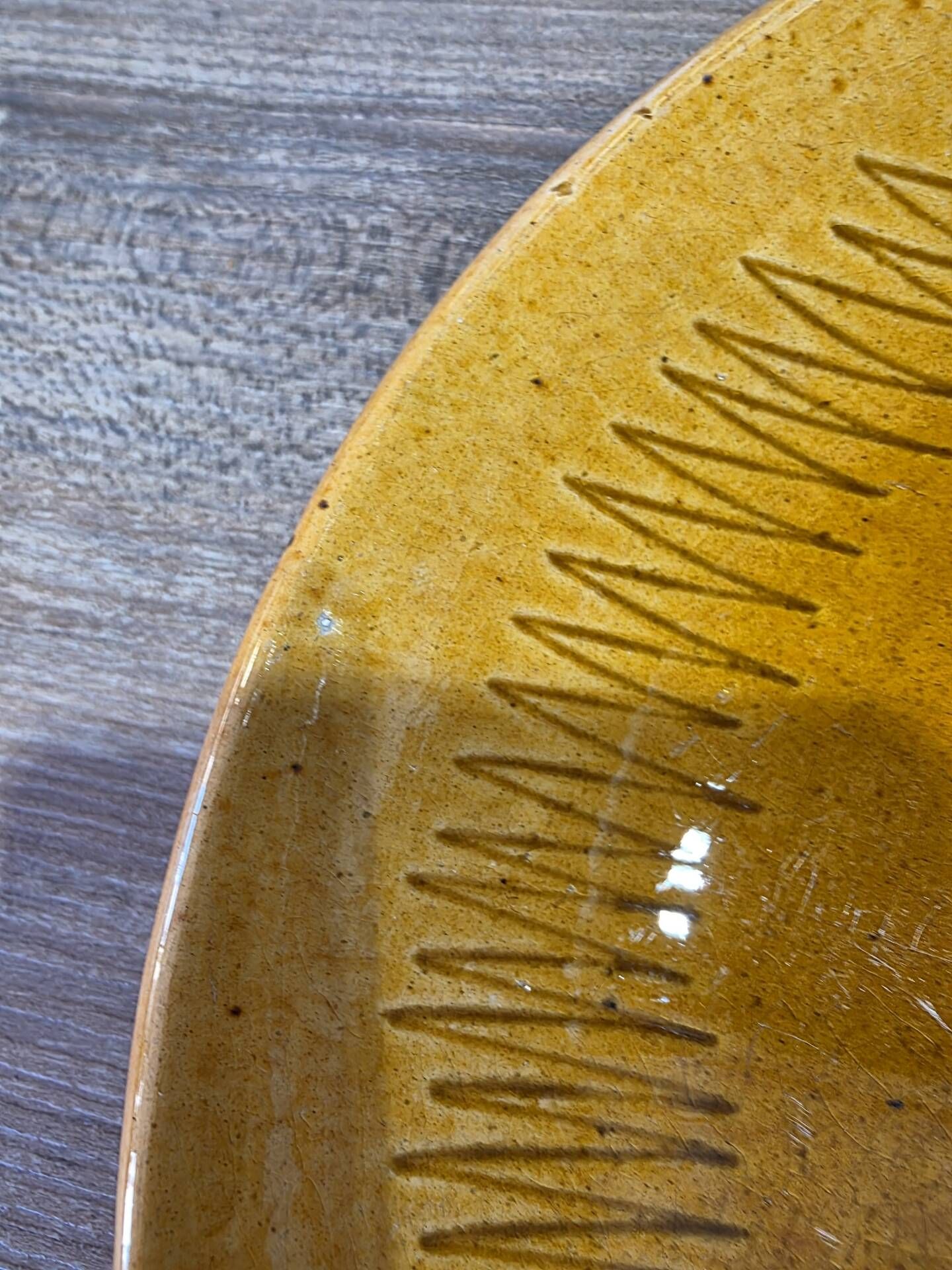 Plate of art Vallauris Foucard-Jourdan 1959 Incised profile decoration