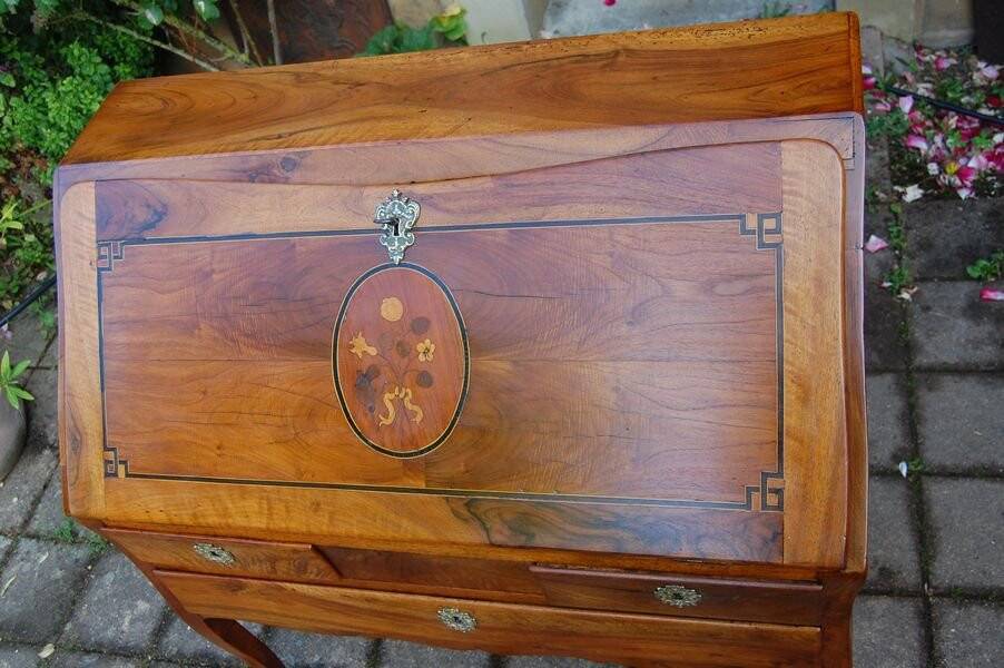 Louis XV Louis XVI period sloping desk in walnut from the 18th century
