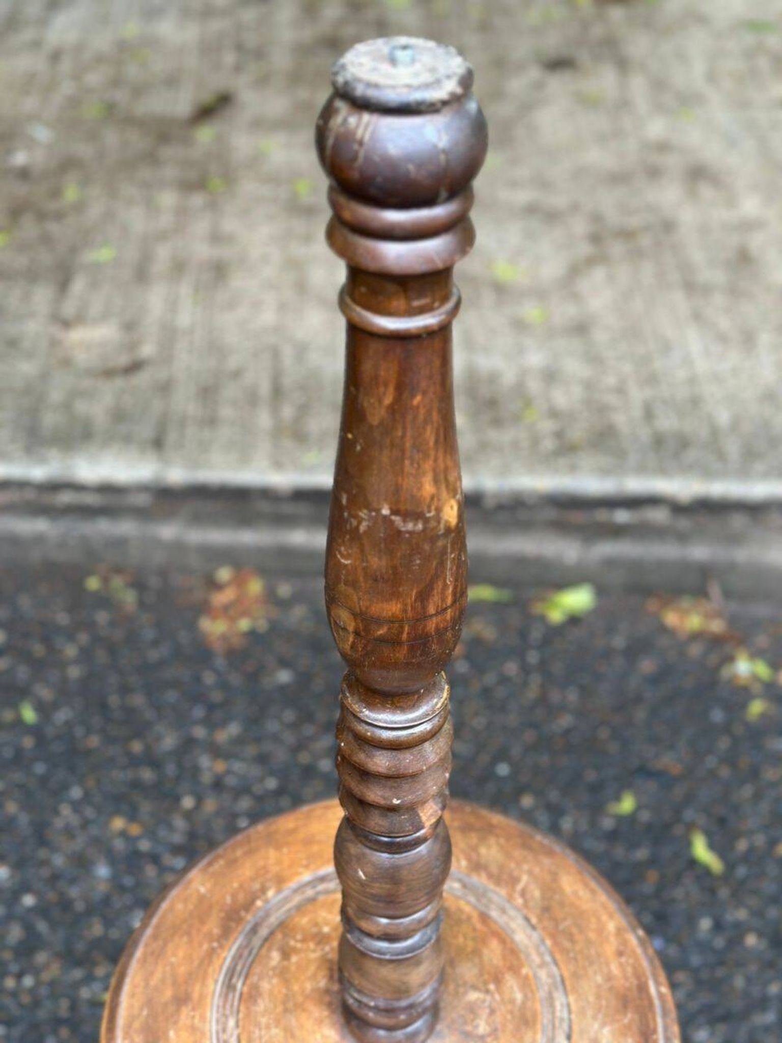 Art Deco floor lamp in solid wood to be repaired from the 1950s.