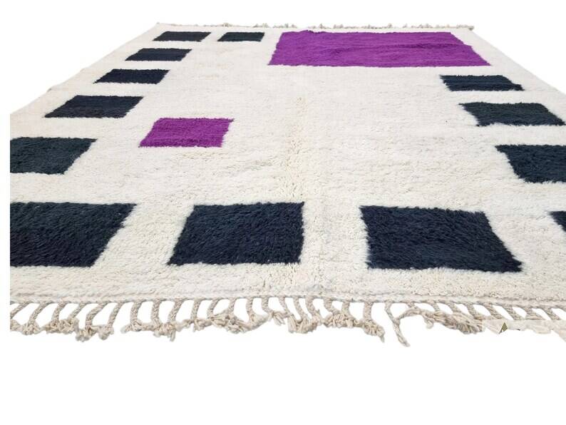 Off-white rug with geometric patterns, 200cm x 250cm
