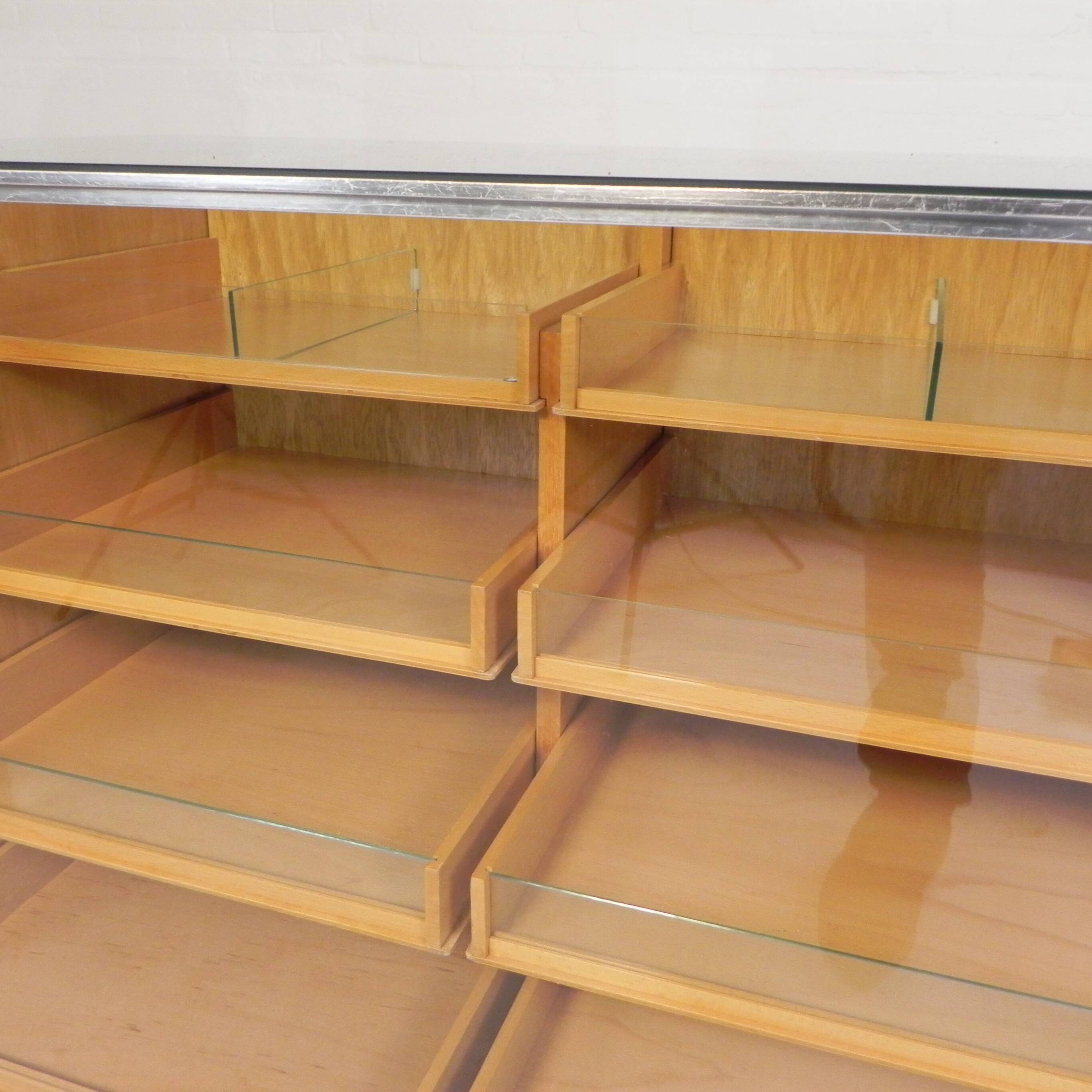 Counter, display case by Ladenbau Brixius, 150 cm long, 1950s.