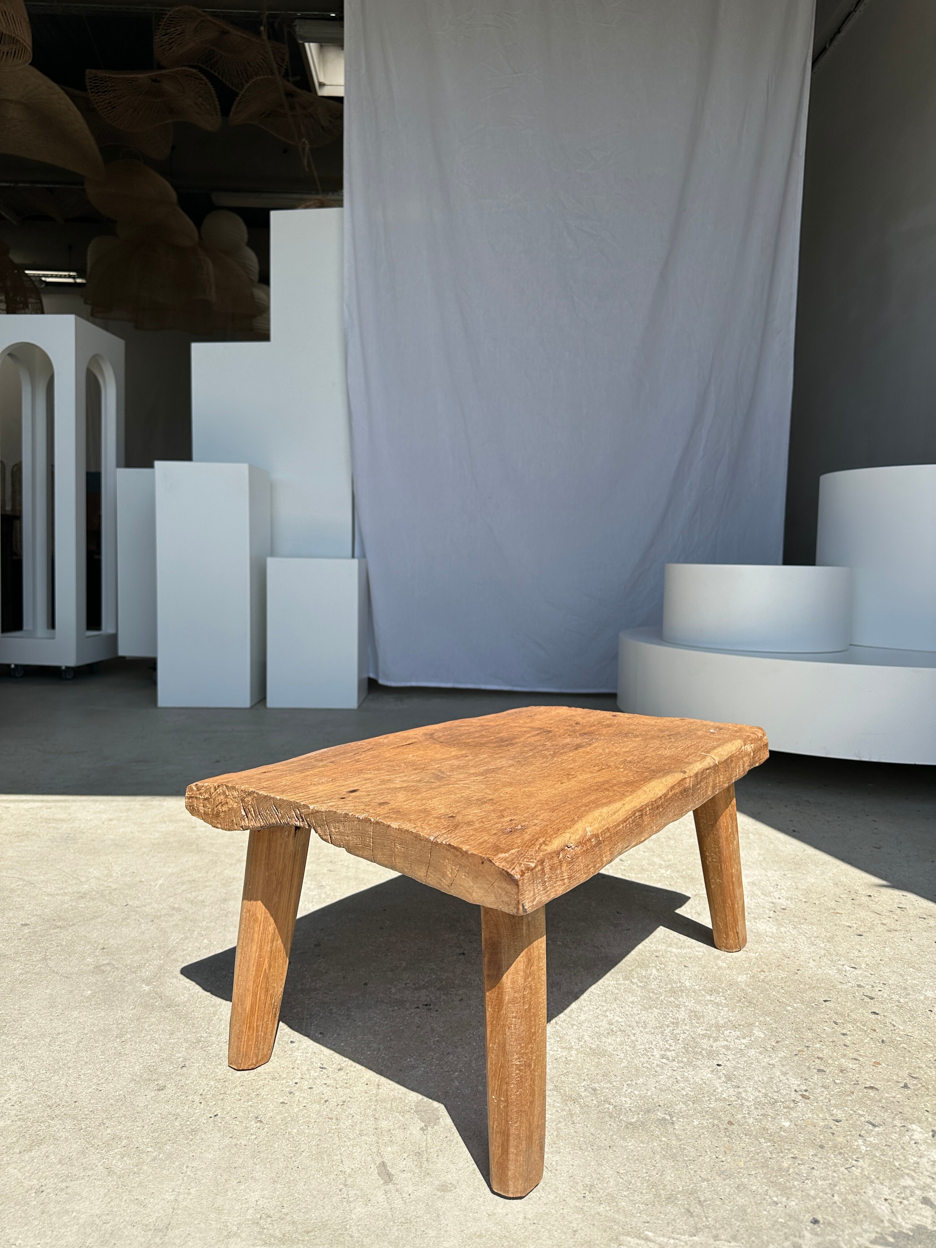 Coffee table in blond teak quadripod