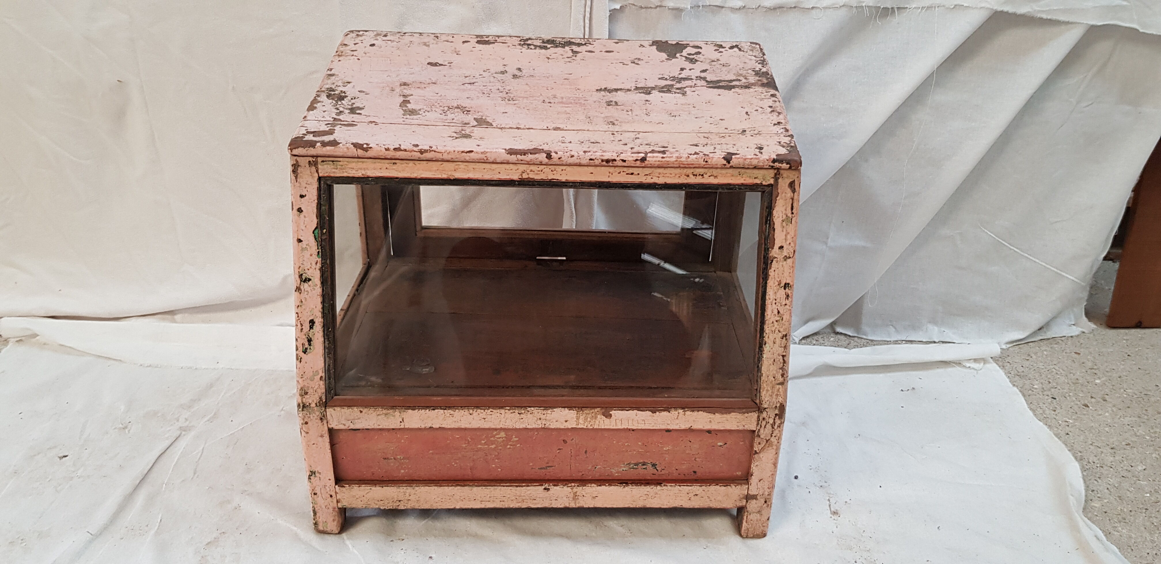 Old jeweler's display