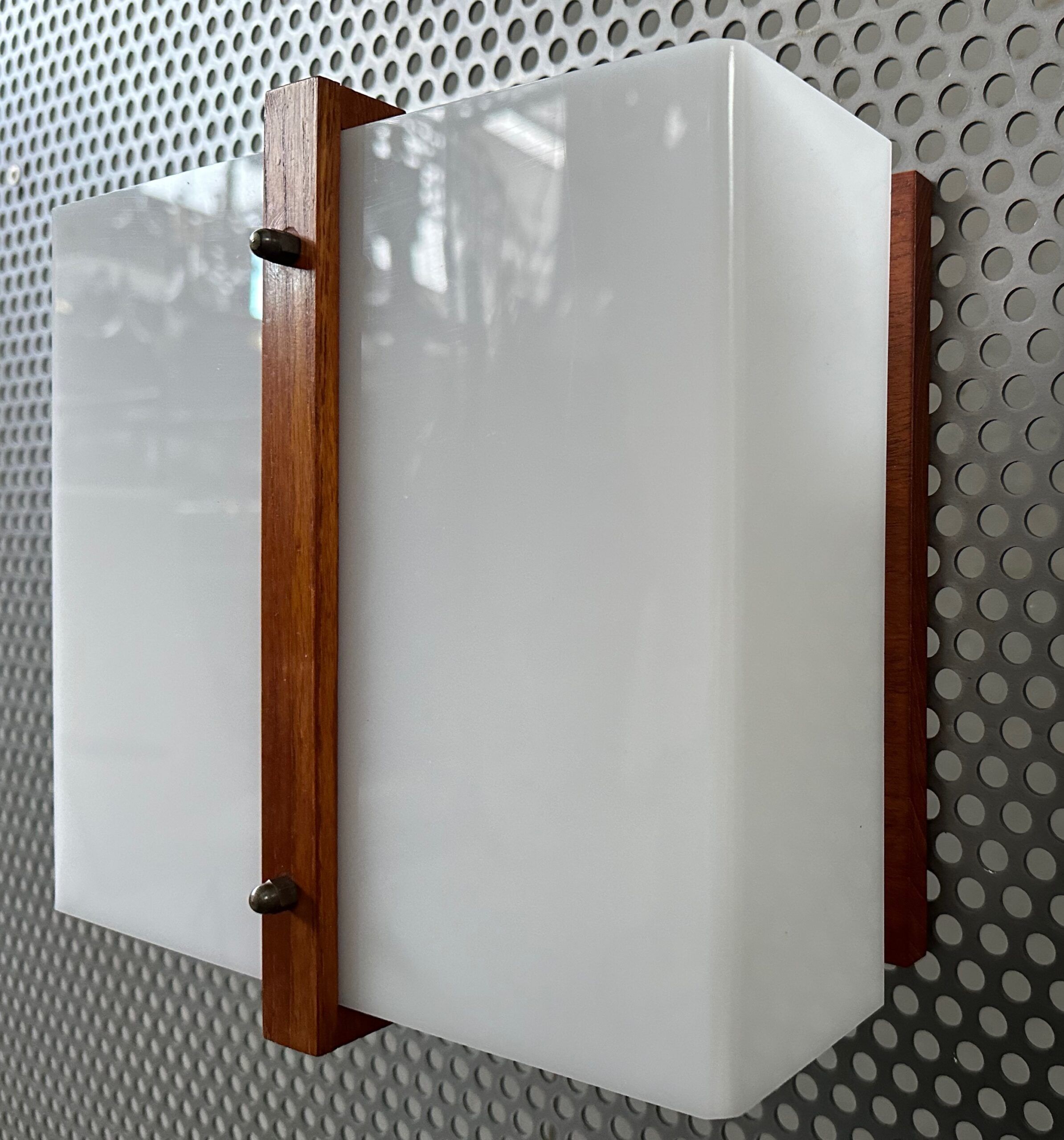 Lampe murale vintage – teck et plexiglas – RAAK