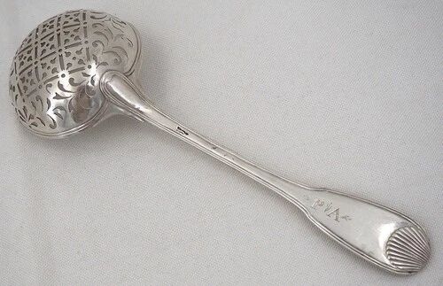 Silver sugar sifter from the 18th century, 23 cm, shell pattern, 106 g.