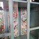 Vitrine style art déco jolie monogramme B couleur impérial intérieur ouatine et tissus créateur