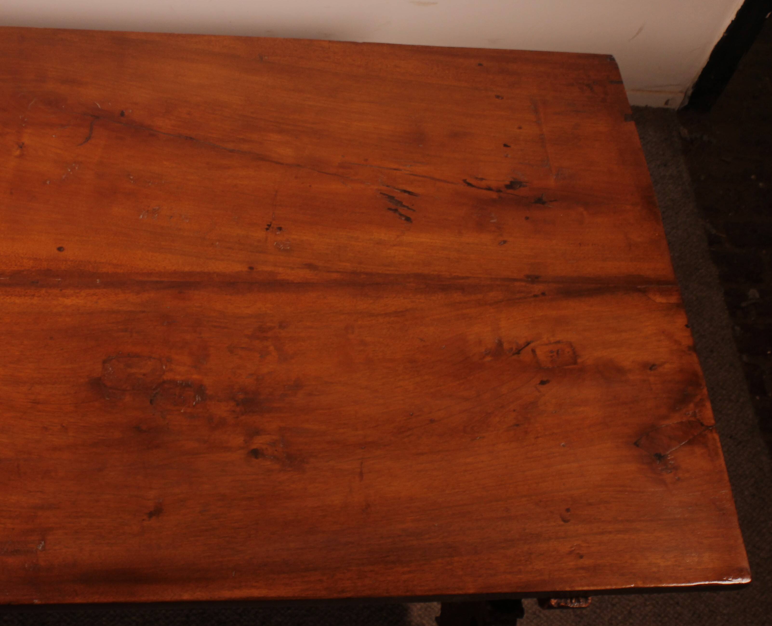 Spanish Renaissance Table In Blond Walnut - 17th Century