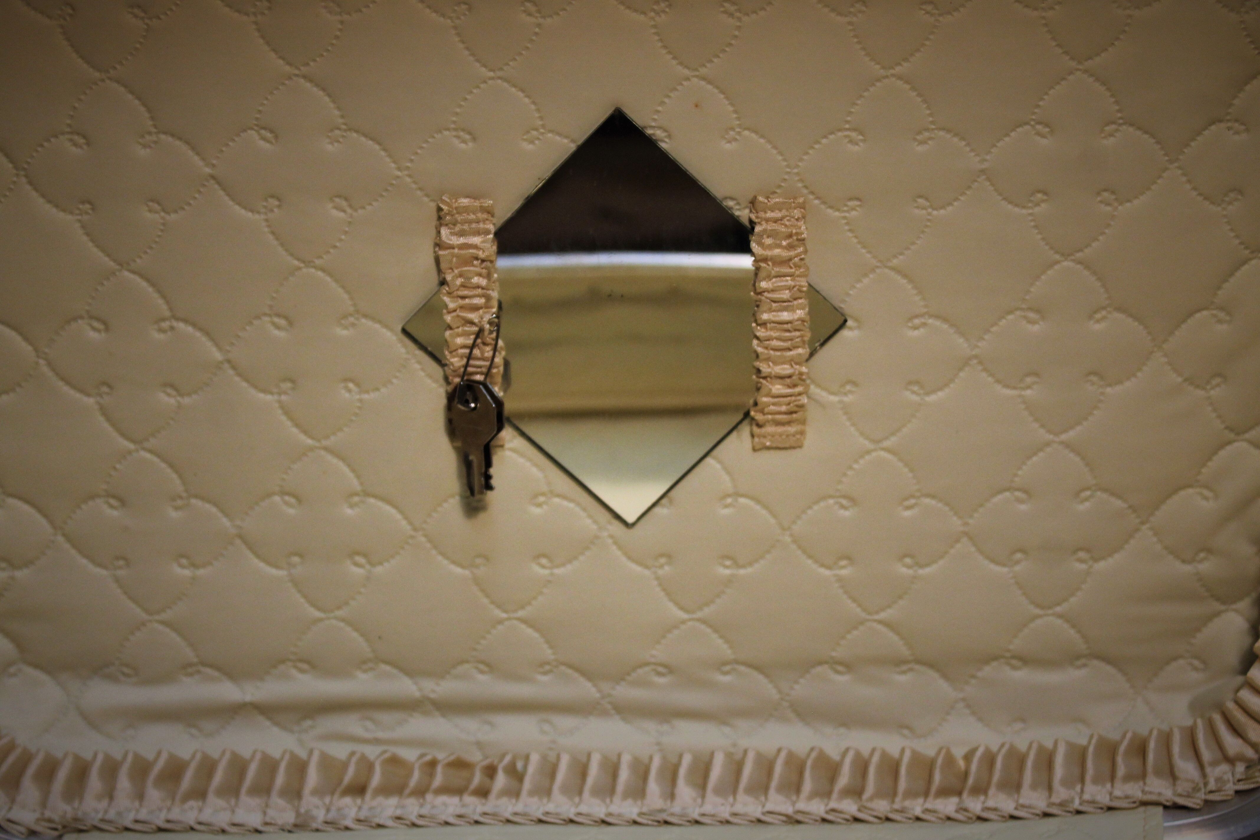 Nesting suitcases hostess & steward 60s