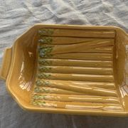 Plat pour asperges en céramique émaillée barbotine vintage