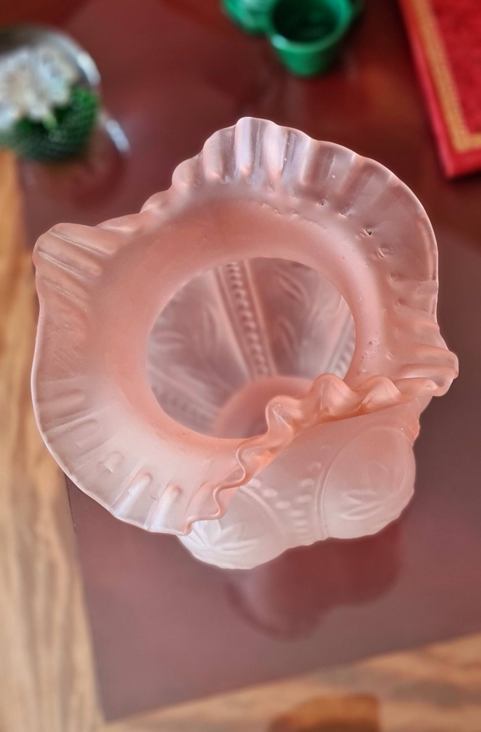 Large Art Deco vase with lace collar