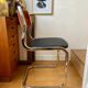 Paire de chaises en nubuck, skaï et aluminium chromé