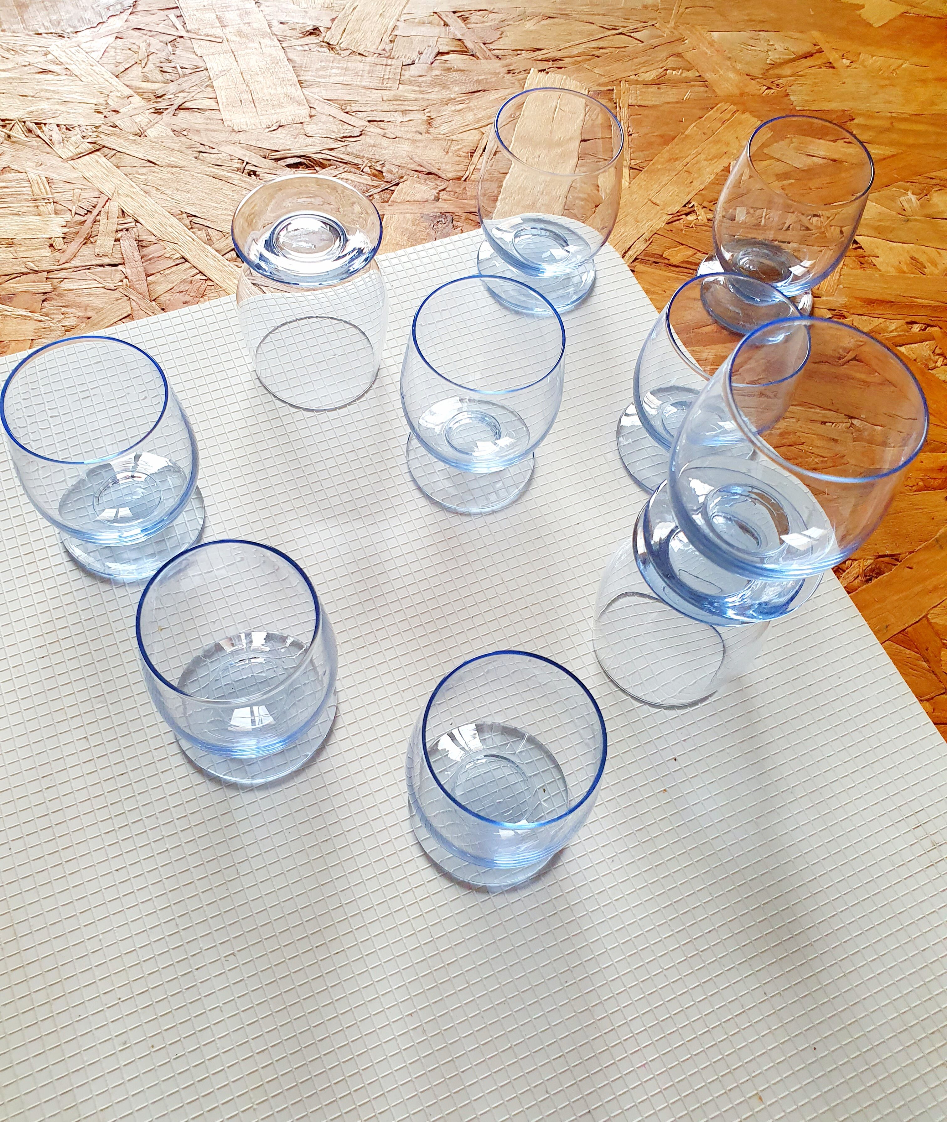 Ensemble de 10 verres à liqueur en cristal teinté dans la masse