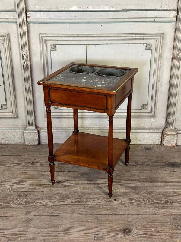 Table rafraîchissoire en acajou, dessus de marbre gris, deux seaux de zinc, XVIIIème siècle