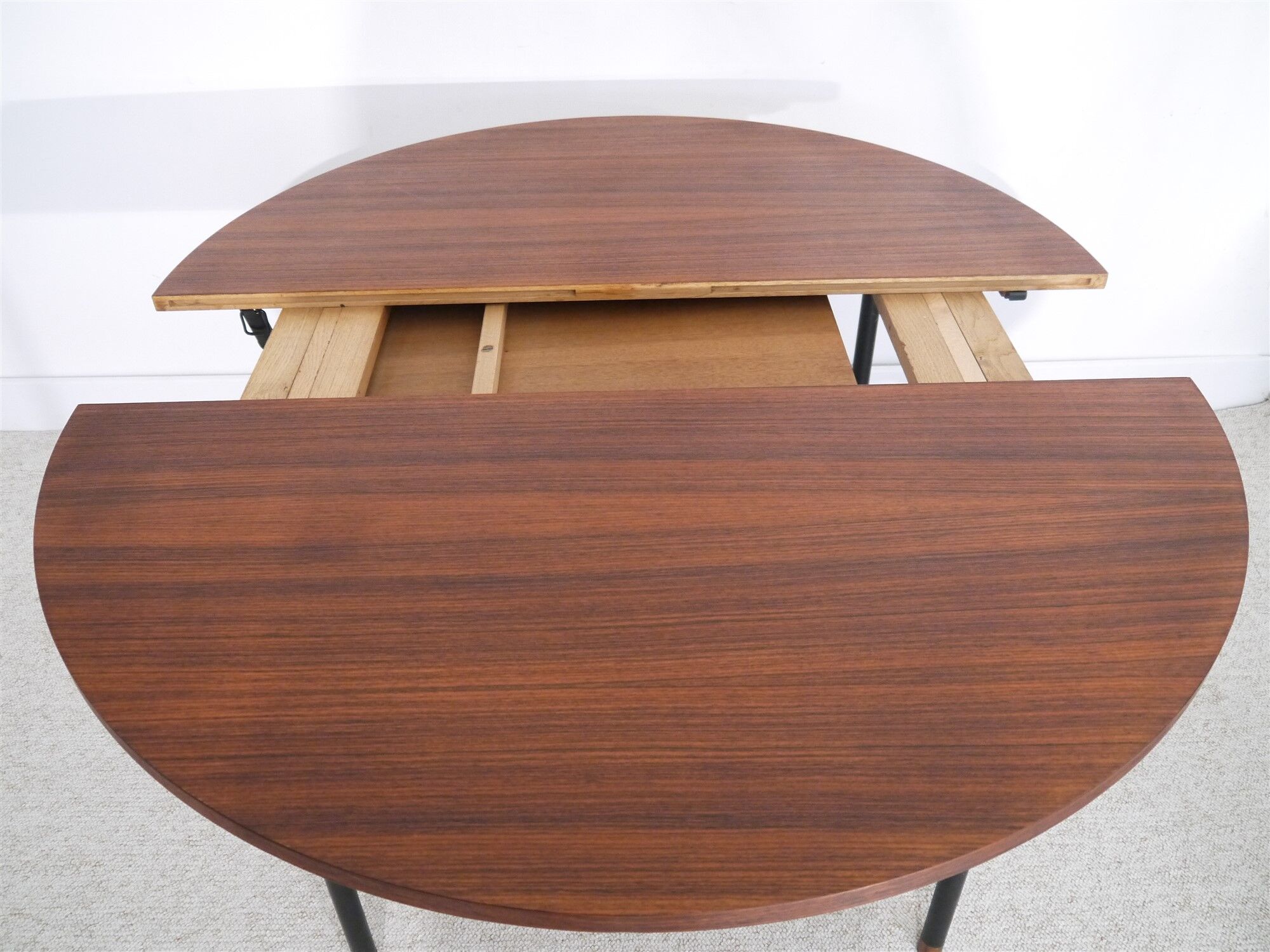 Expandable round dining table