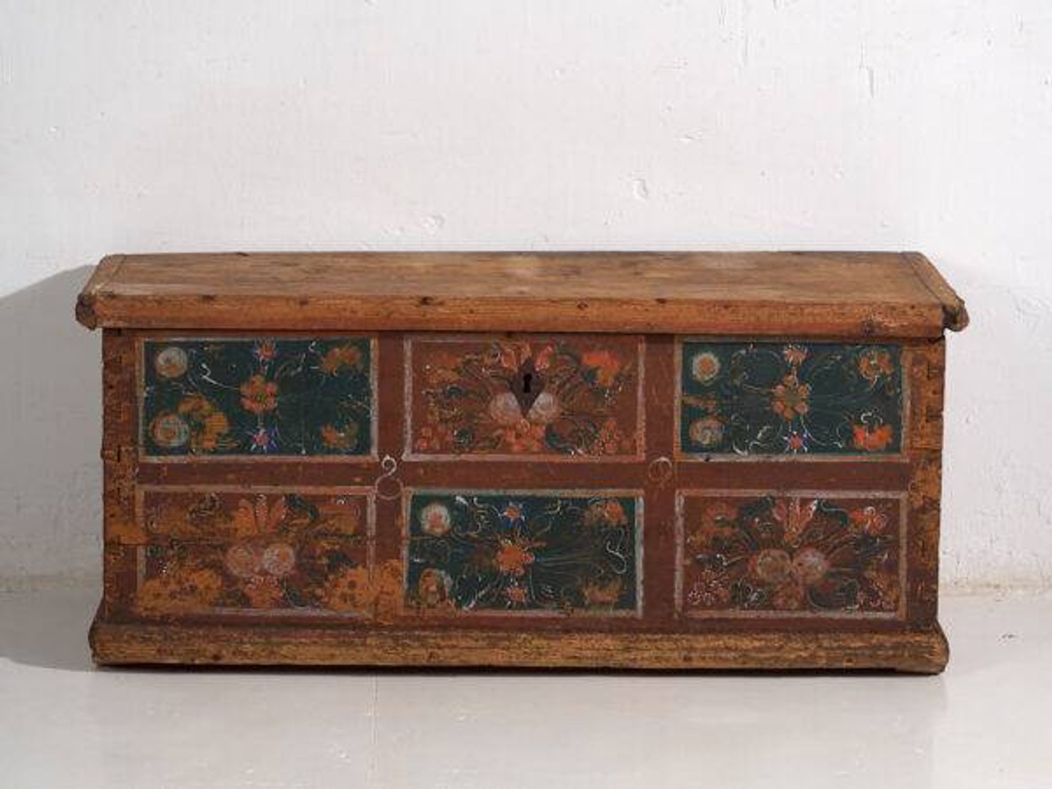Antique storage trunk with floral decoration (circa 1895) #102