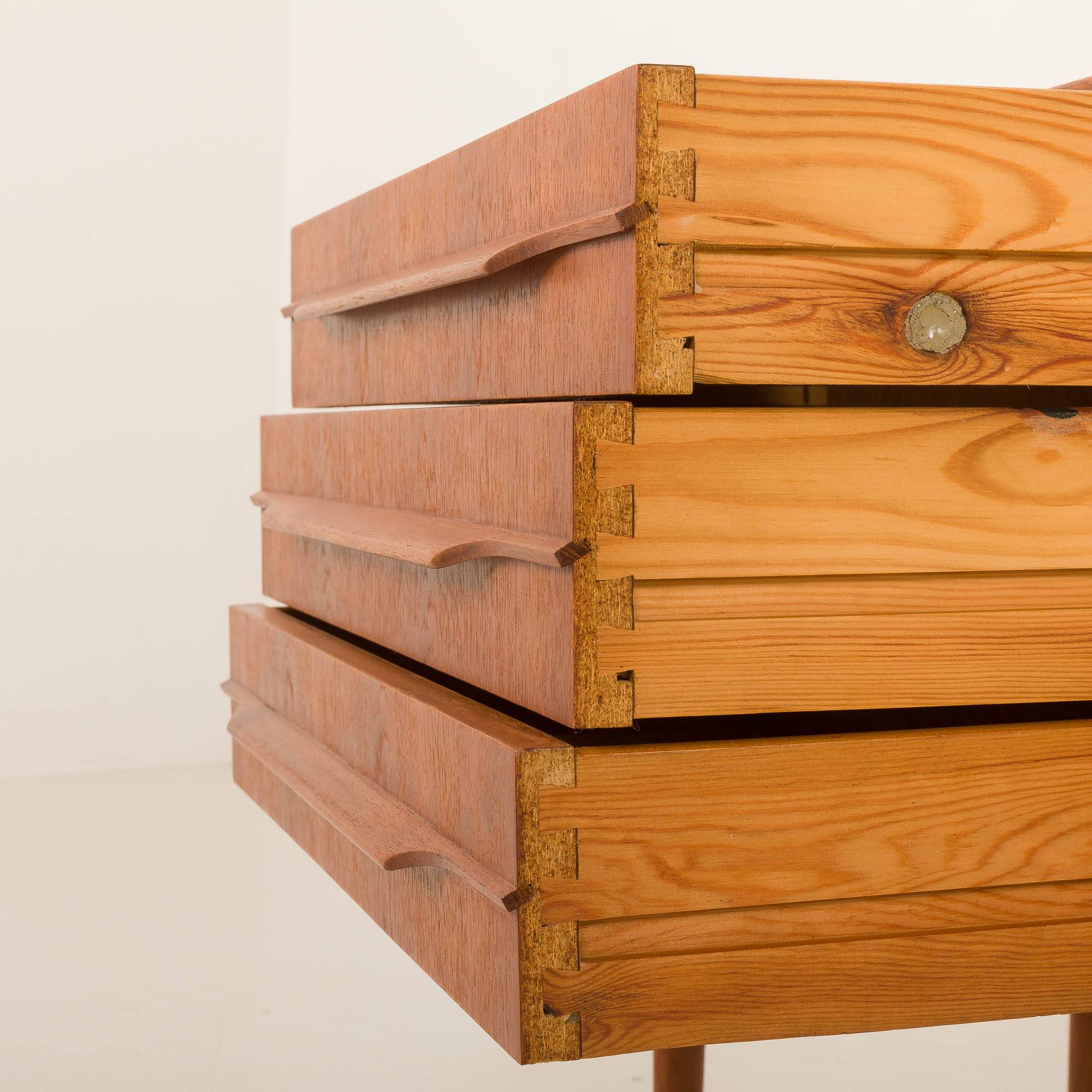 Commode, table de chevet danoise en teck, années 1960