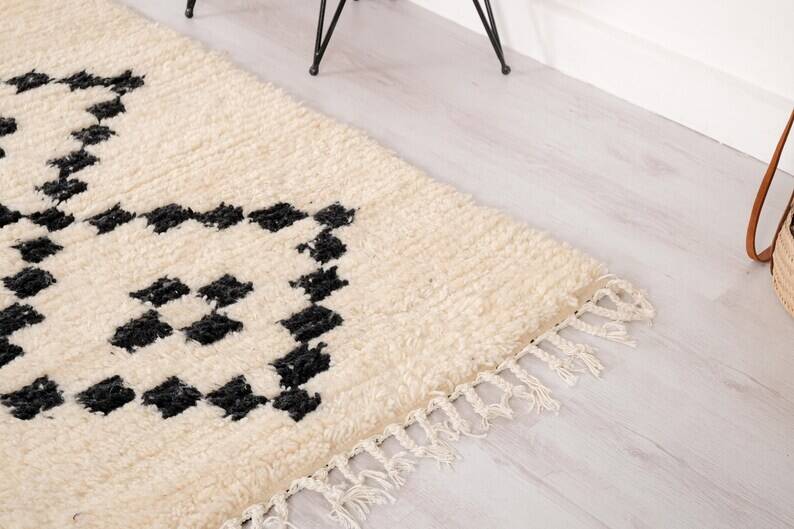 Beni Ouraine handwoven rug, traditional style, size 140 x 250 cm