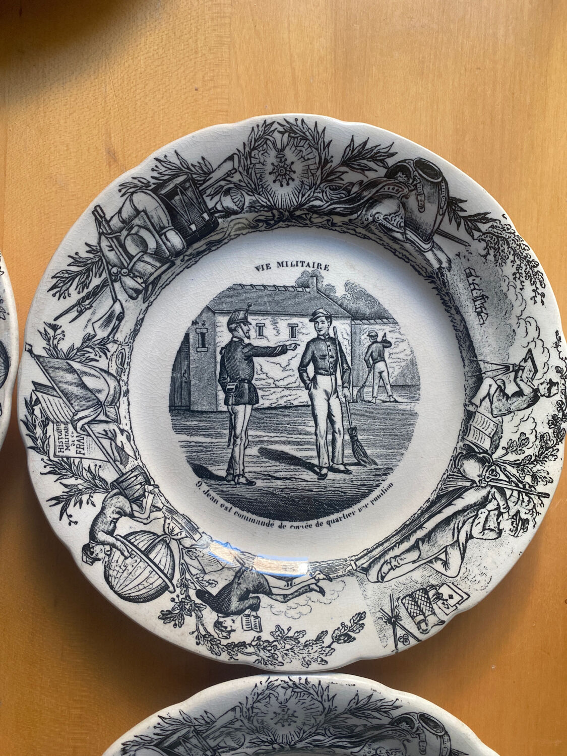 Choisy le roi - 5 assiettes vie militaire