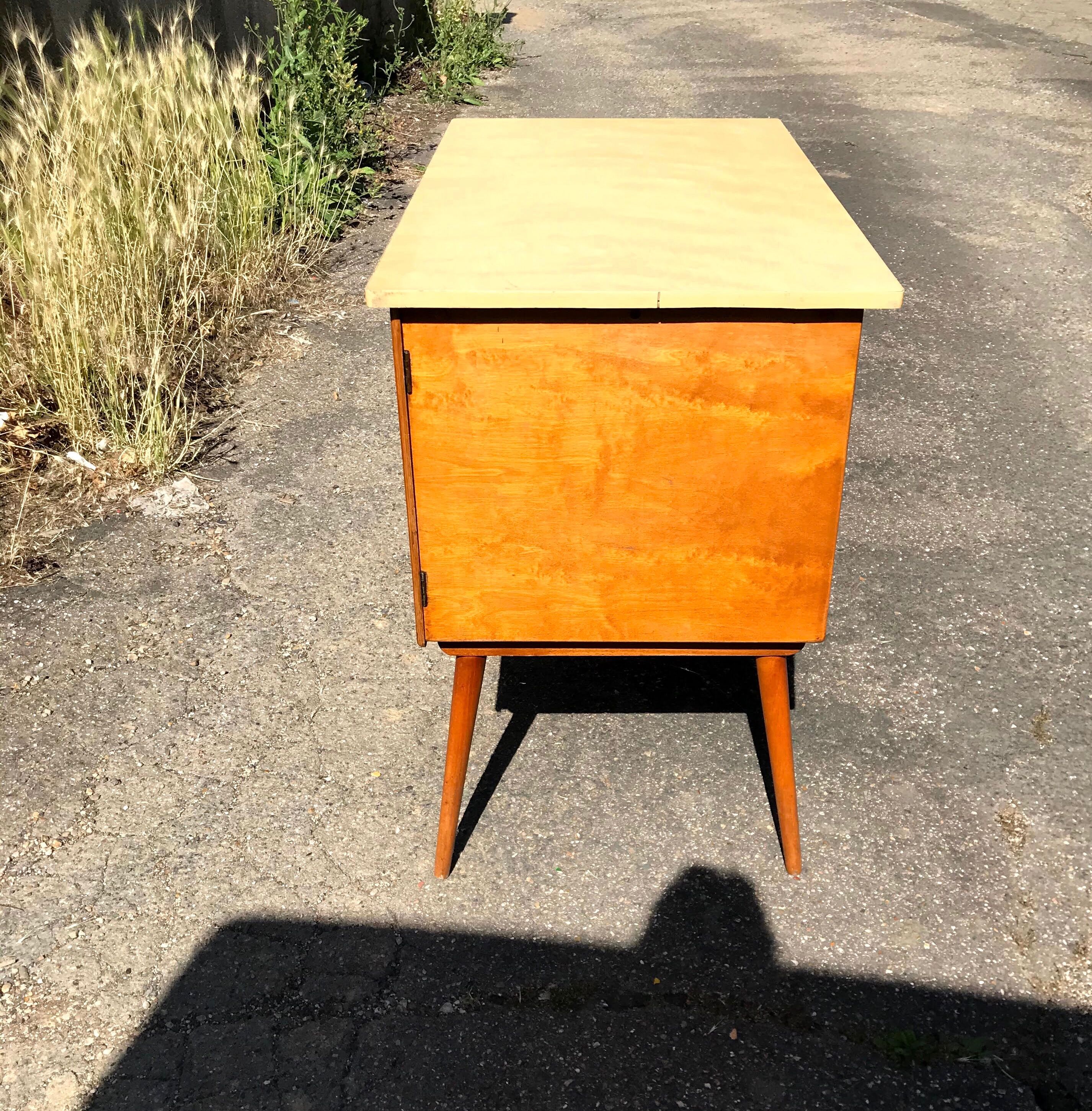 Bureau en bois plateau formica des années 60