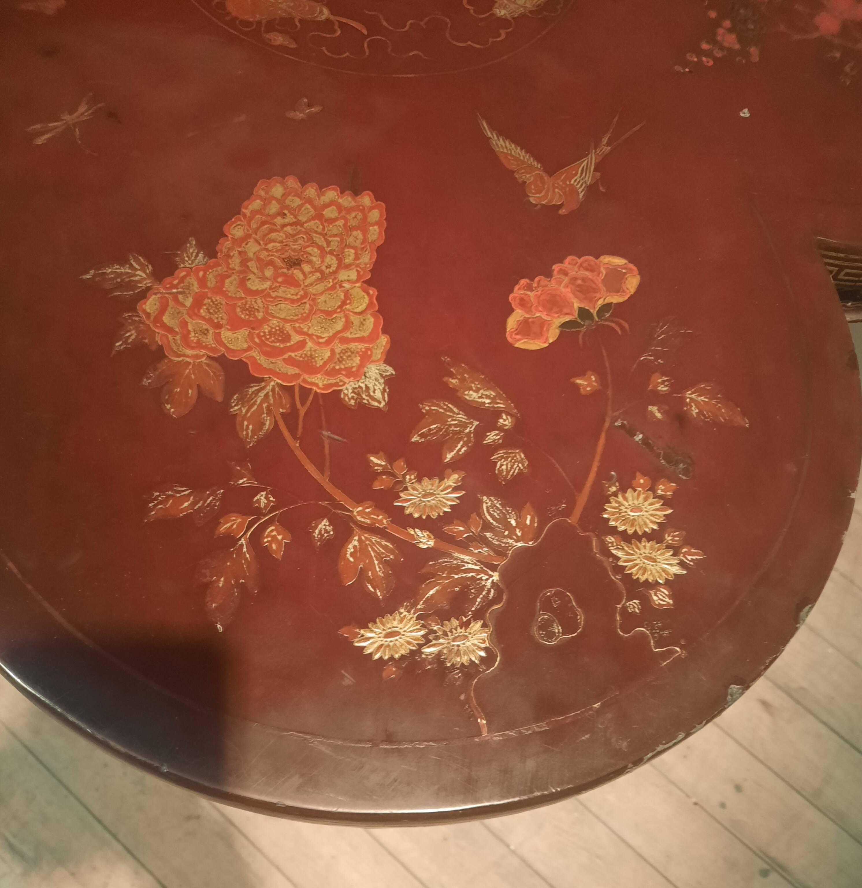 Guéridon with a polylobed top in Far Eastern lacquer.