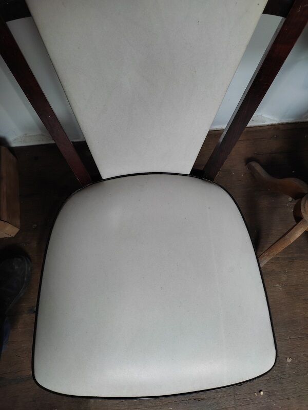 Chaise bois et simili cuir assise