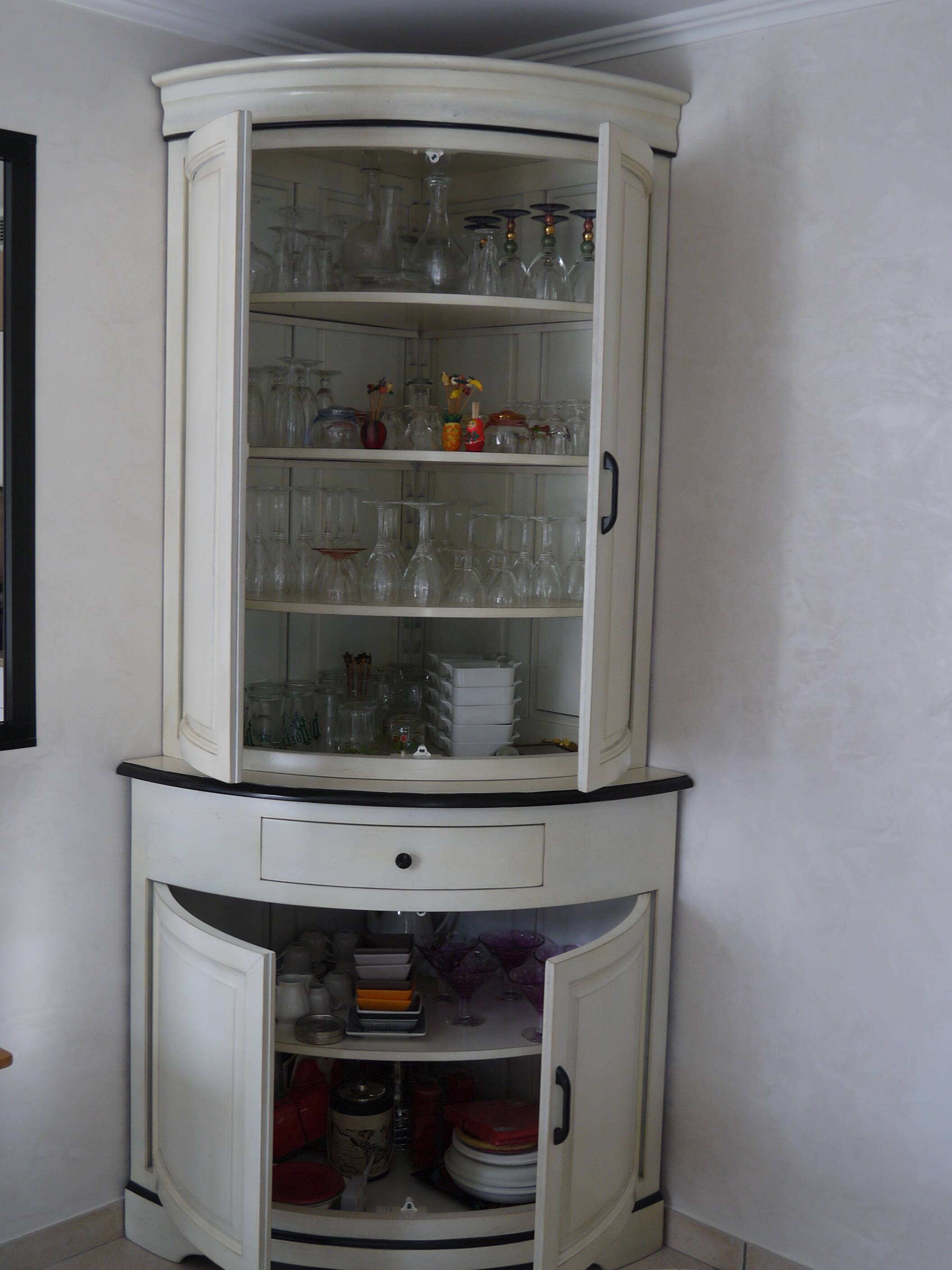 Corner cabinet