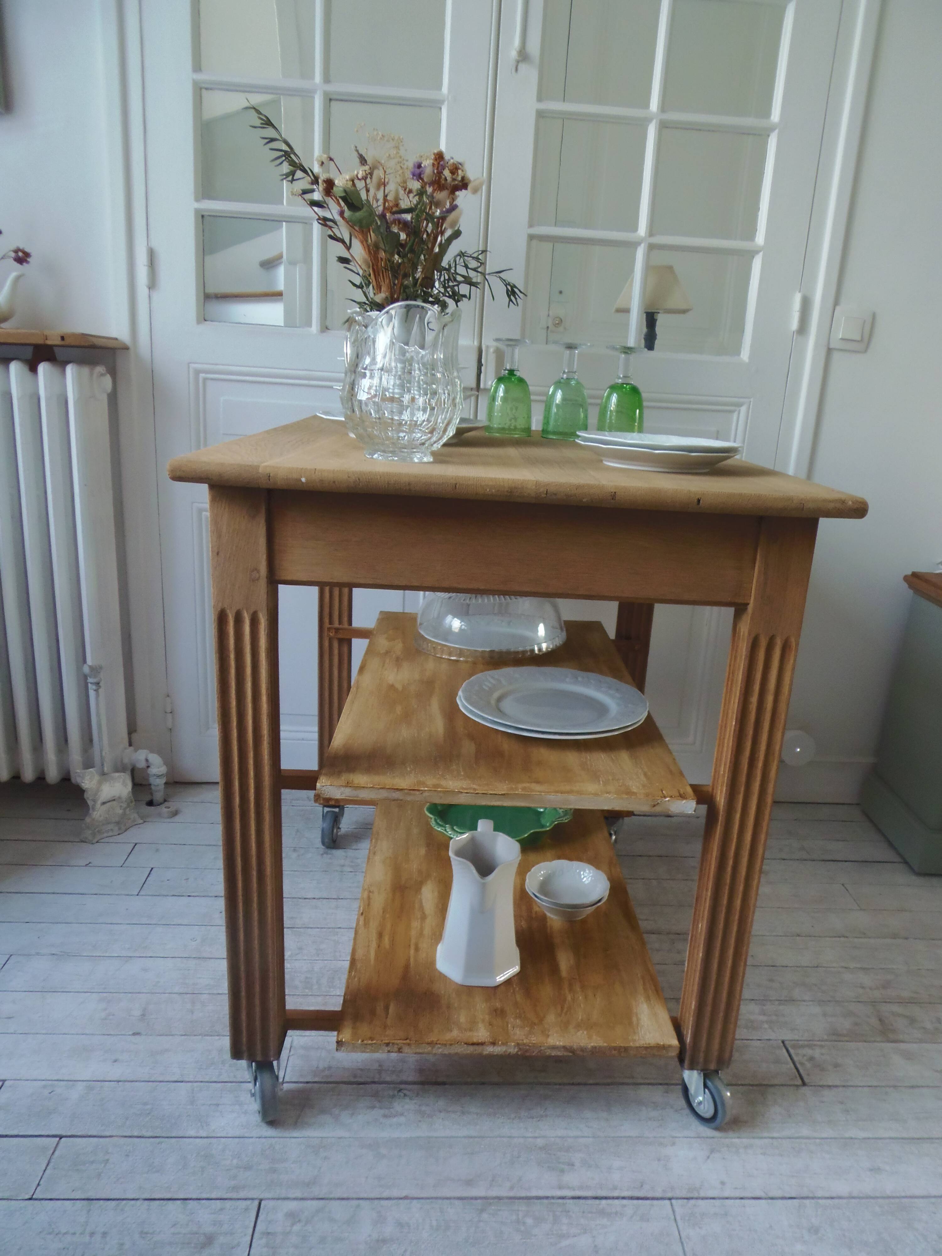 Meuble de métier vintage en chêne sur roulettes.