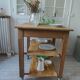 Meuble de métier vintage en chêne sur roulettes.