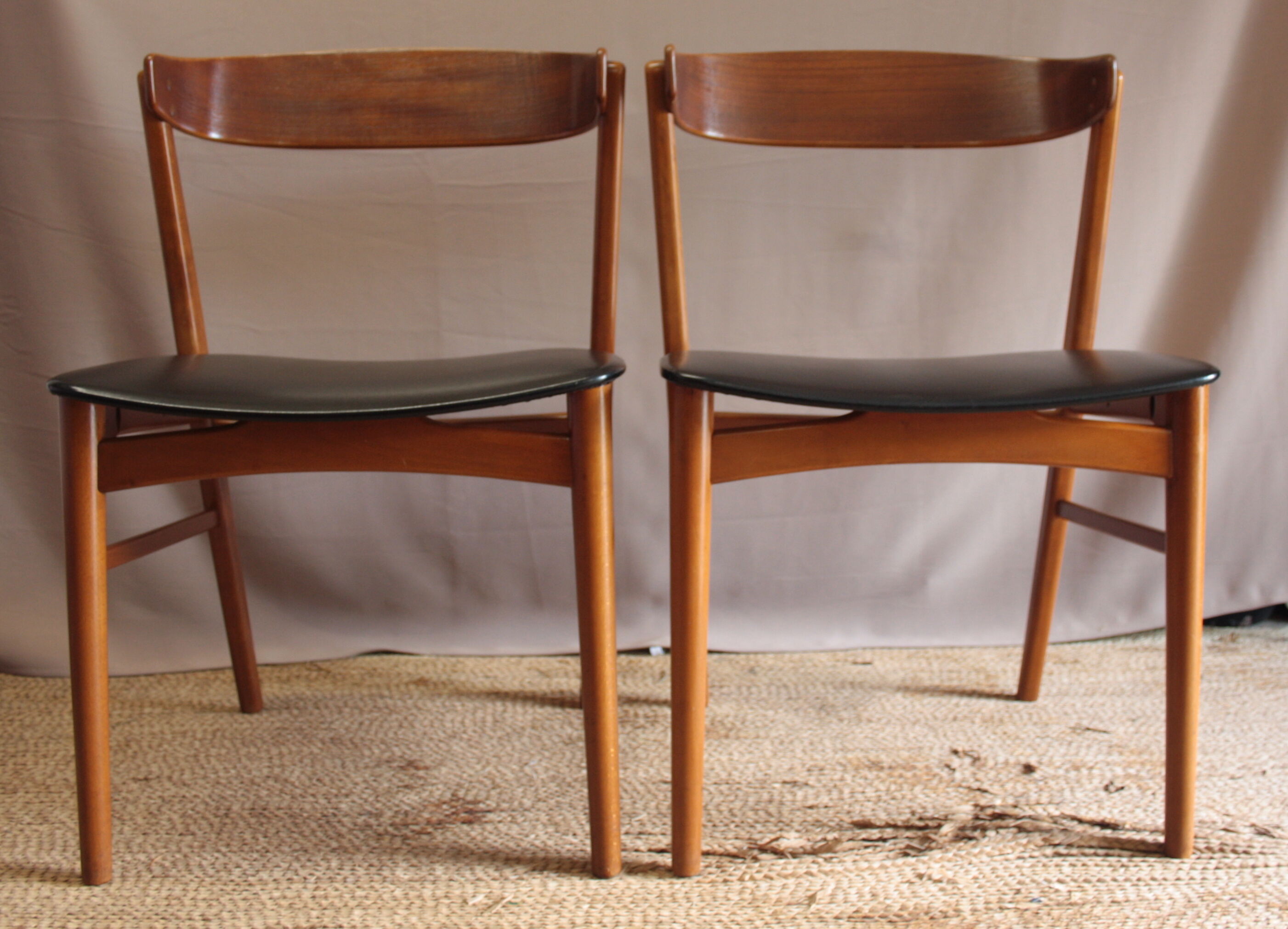 Lot de deux chaises scandinave farstrup model 206