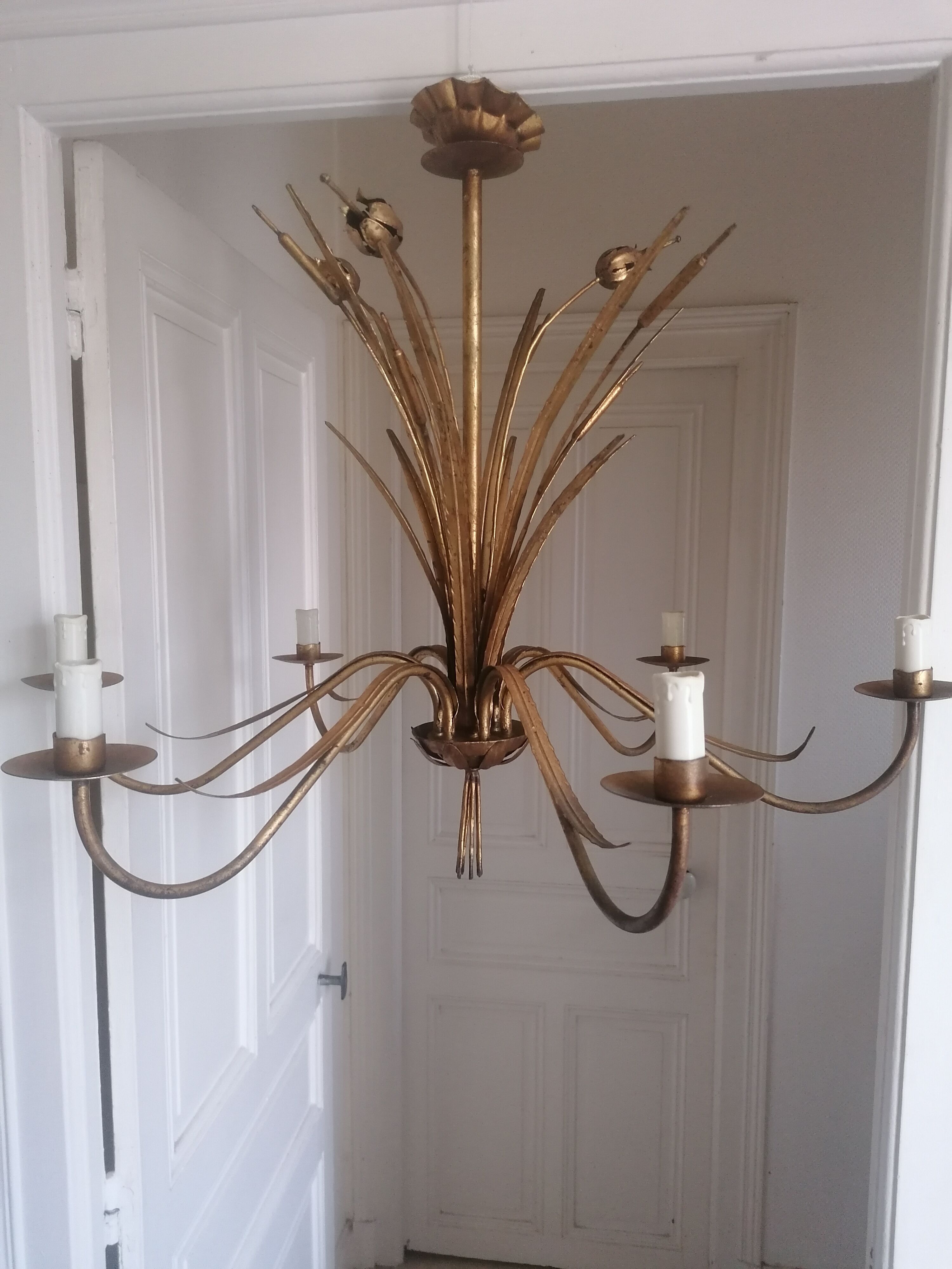 Gilded metal chandelier decorated with reeds and flowers